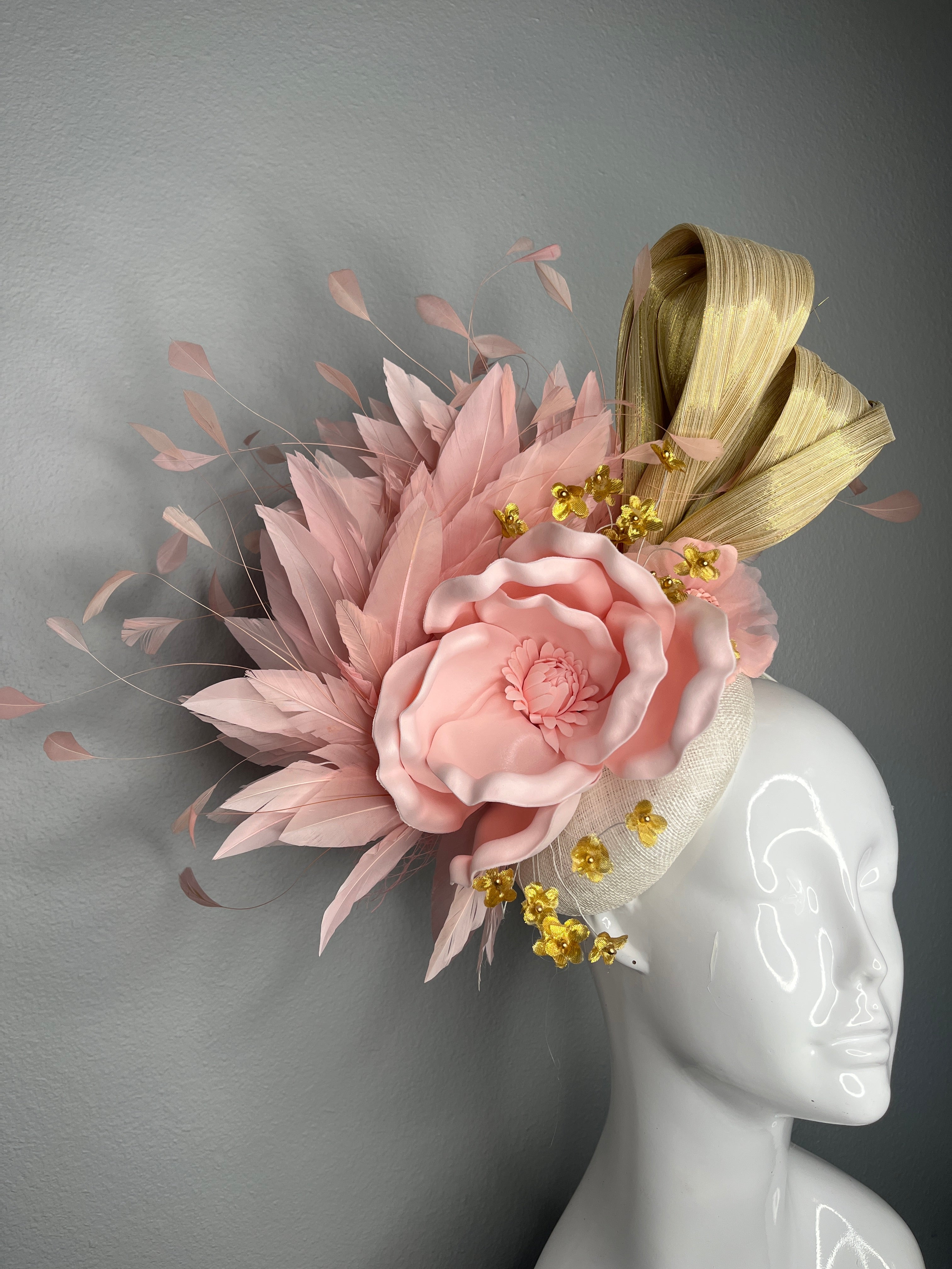 Blush & Gold Couture-Fascinator mit Skulpturen Blumen- und Federverzierung