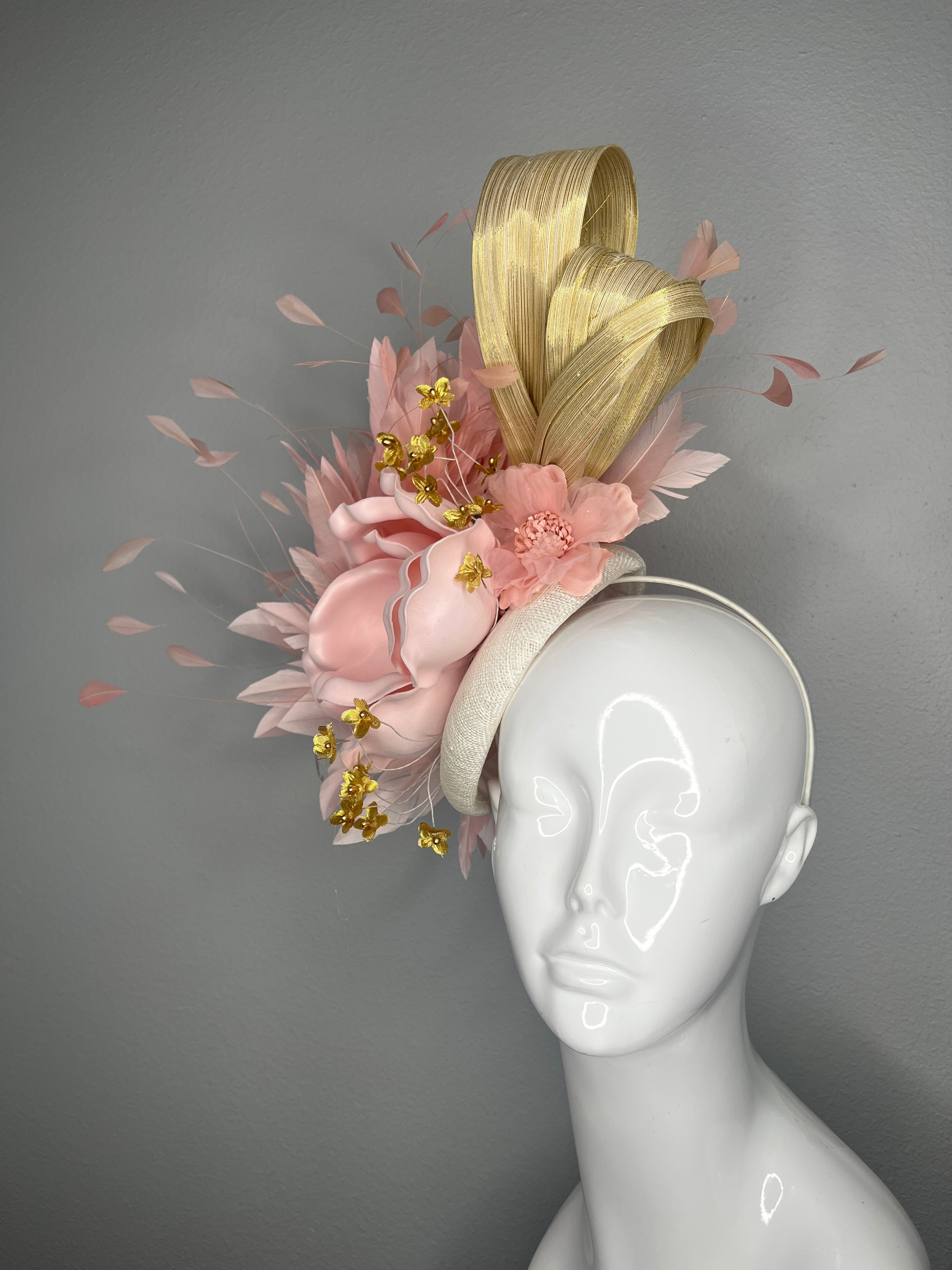 Blush & Gold Couture-Fascinator mit Skulpturen Blumen- und Federverzierung