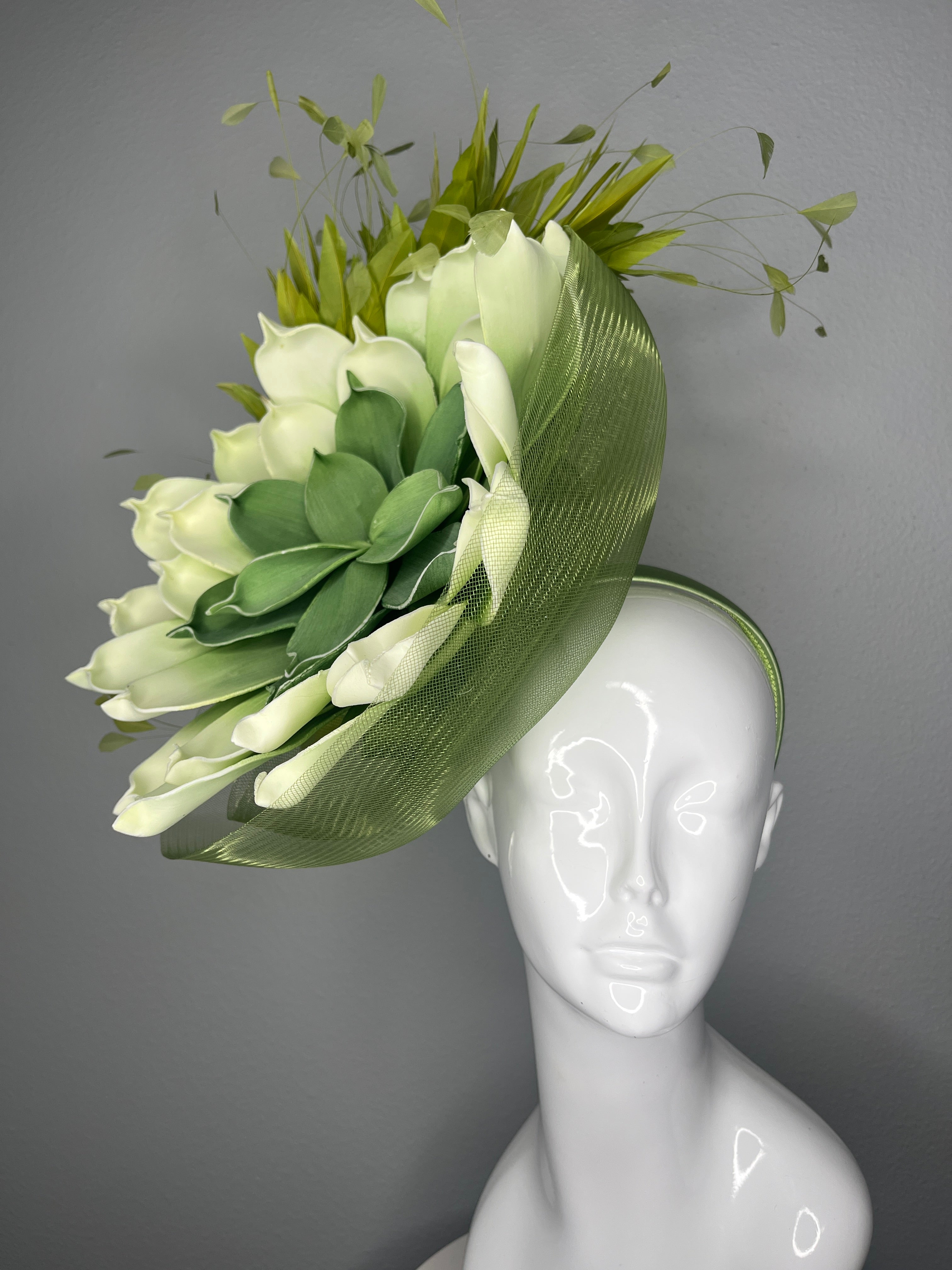 Skulpturale Grün & Elfenbein Blumen Fascinator mit modernem Blatt Detail