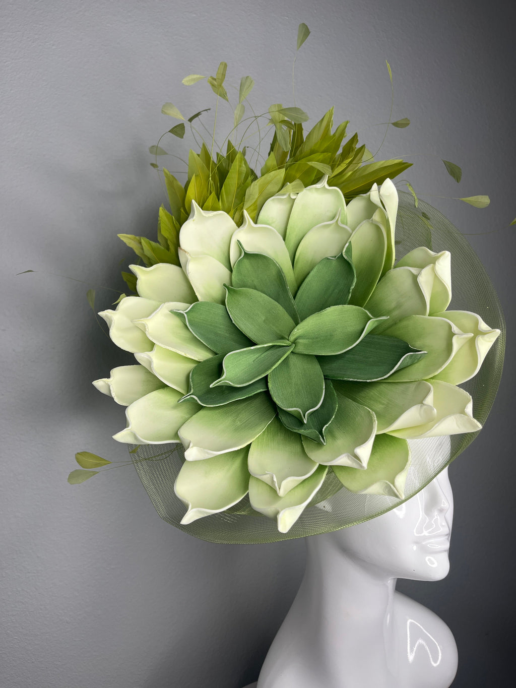 Skulpturale Grün & Elfenbein Blumen Fascinator mit modernem Blatt Detail