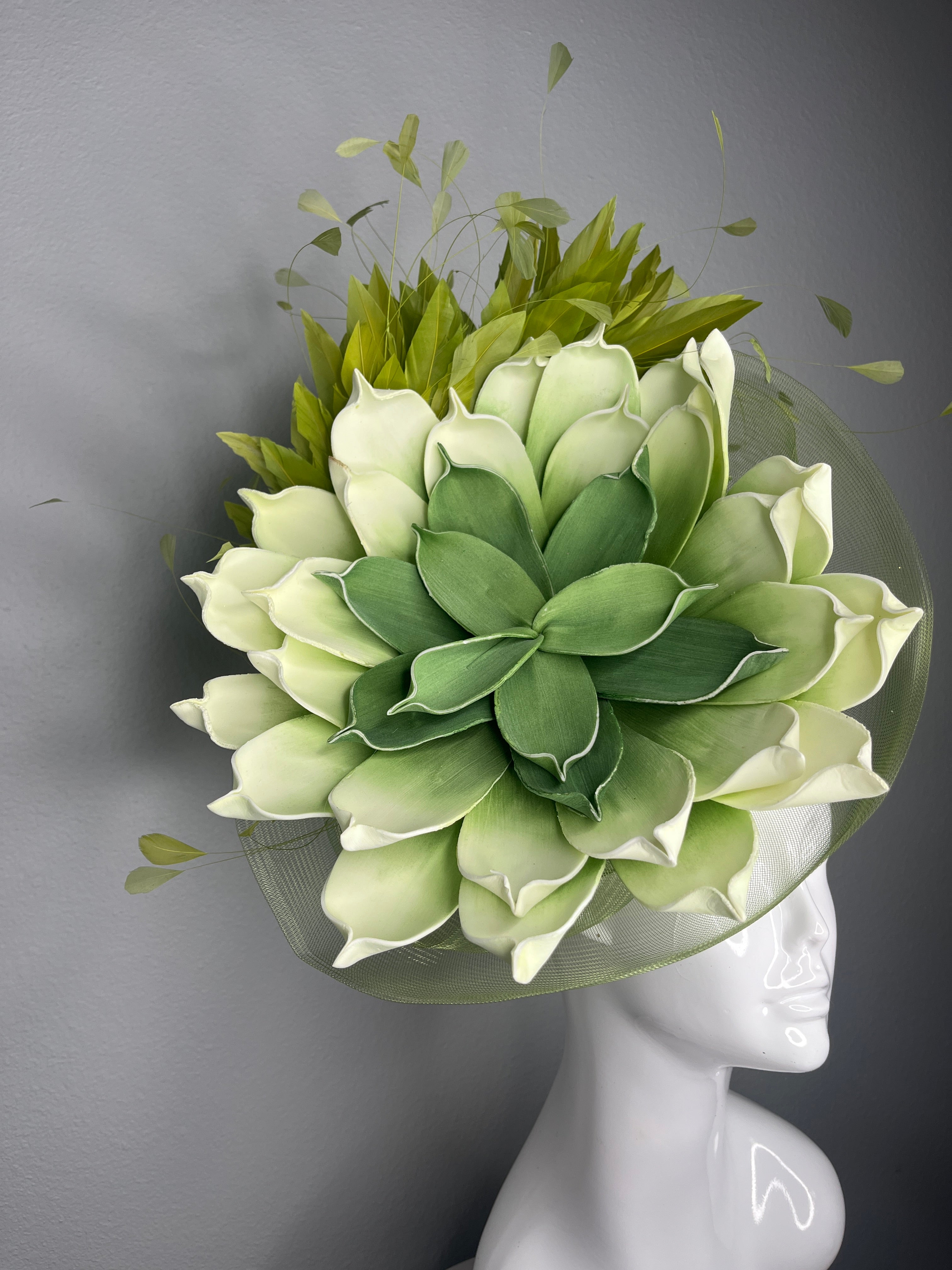 Skulpturale Grün & Elfenbein Blumen Fascinator mit modernem Blatt Detail