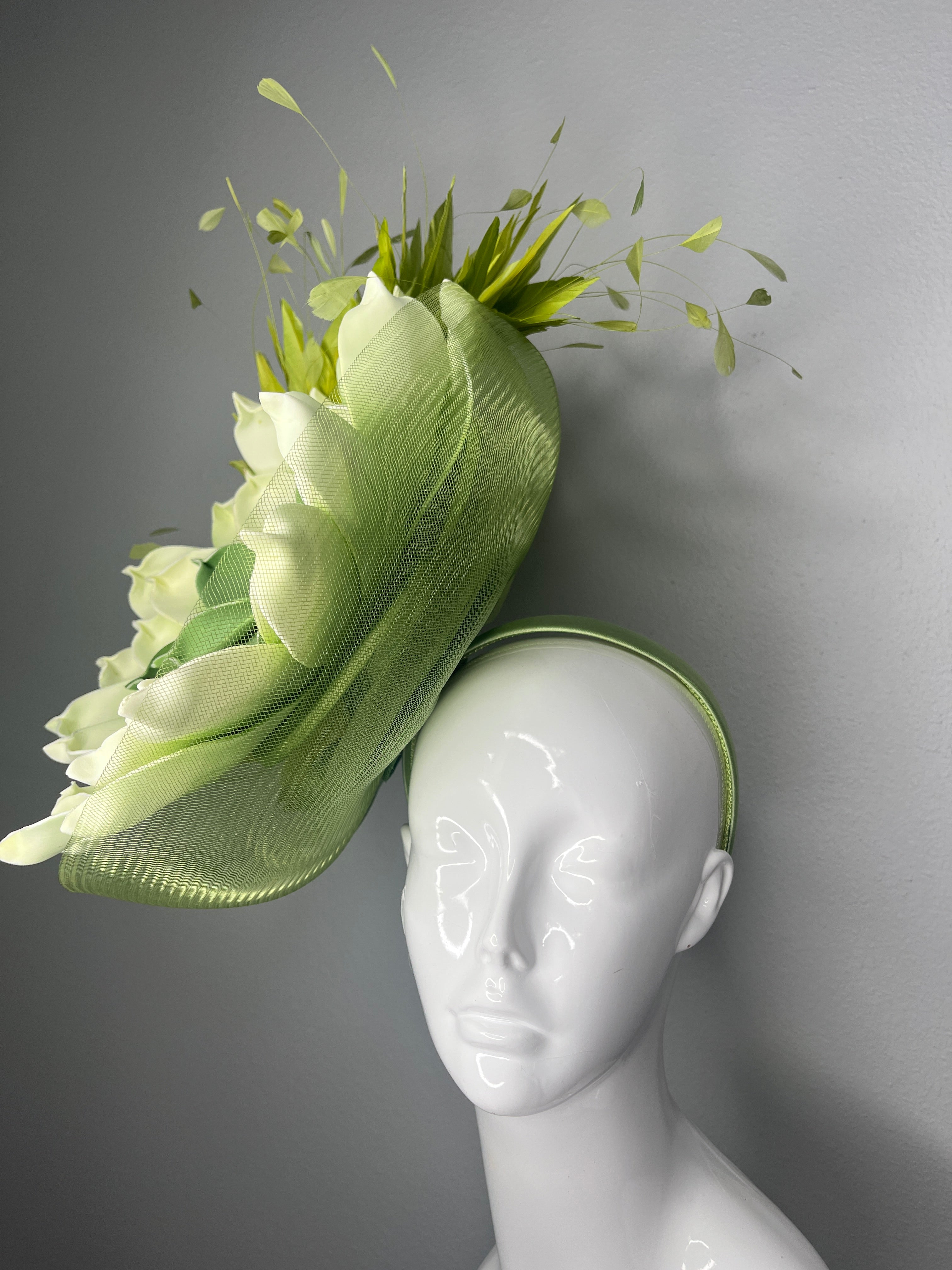 Skulpturale Grün & Elfenbein Blumen Fascinator mit modernem Blatt Detail
