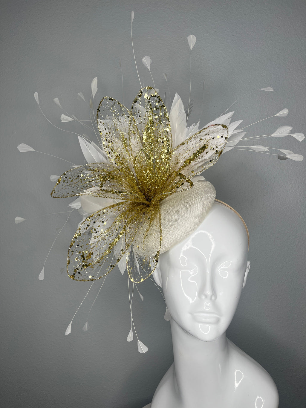 Elfenbein- und Gold-Coutture-Faszinator mit glitzertem Blumen- und Federspray