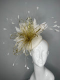 Elfenbein- und Gold-Coutture-Faszinator mit glitzertem Blumen- und Federspray