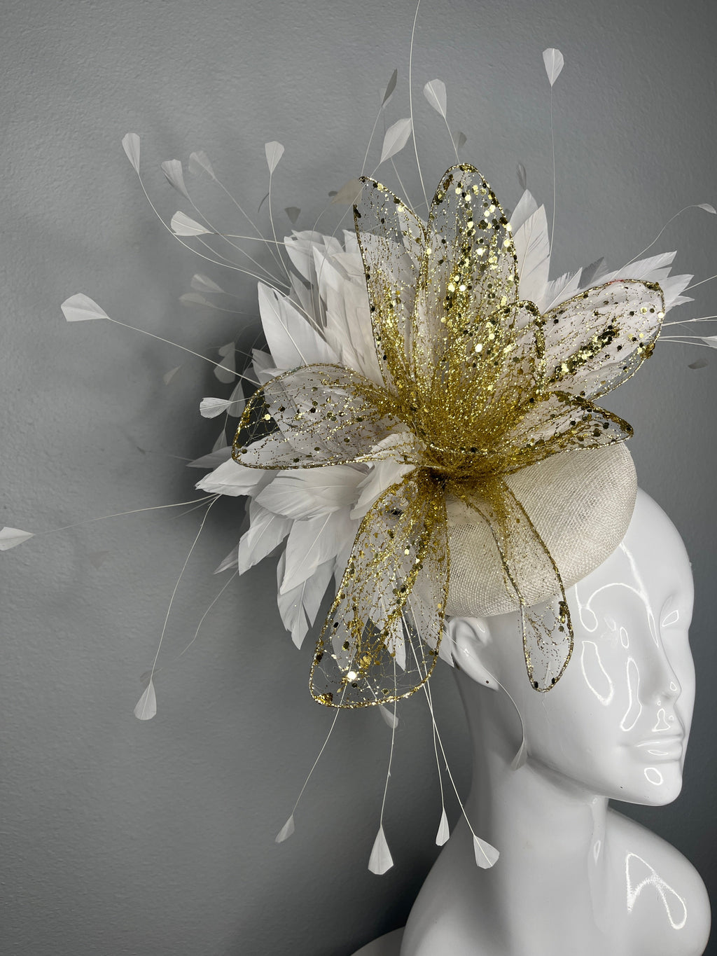 Elfenbein- und Gold-Coutture-Faszinator mit glitzertem Blumen- und Federspray