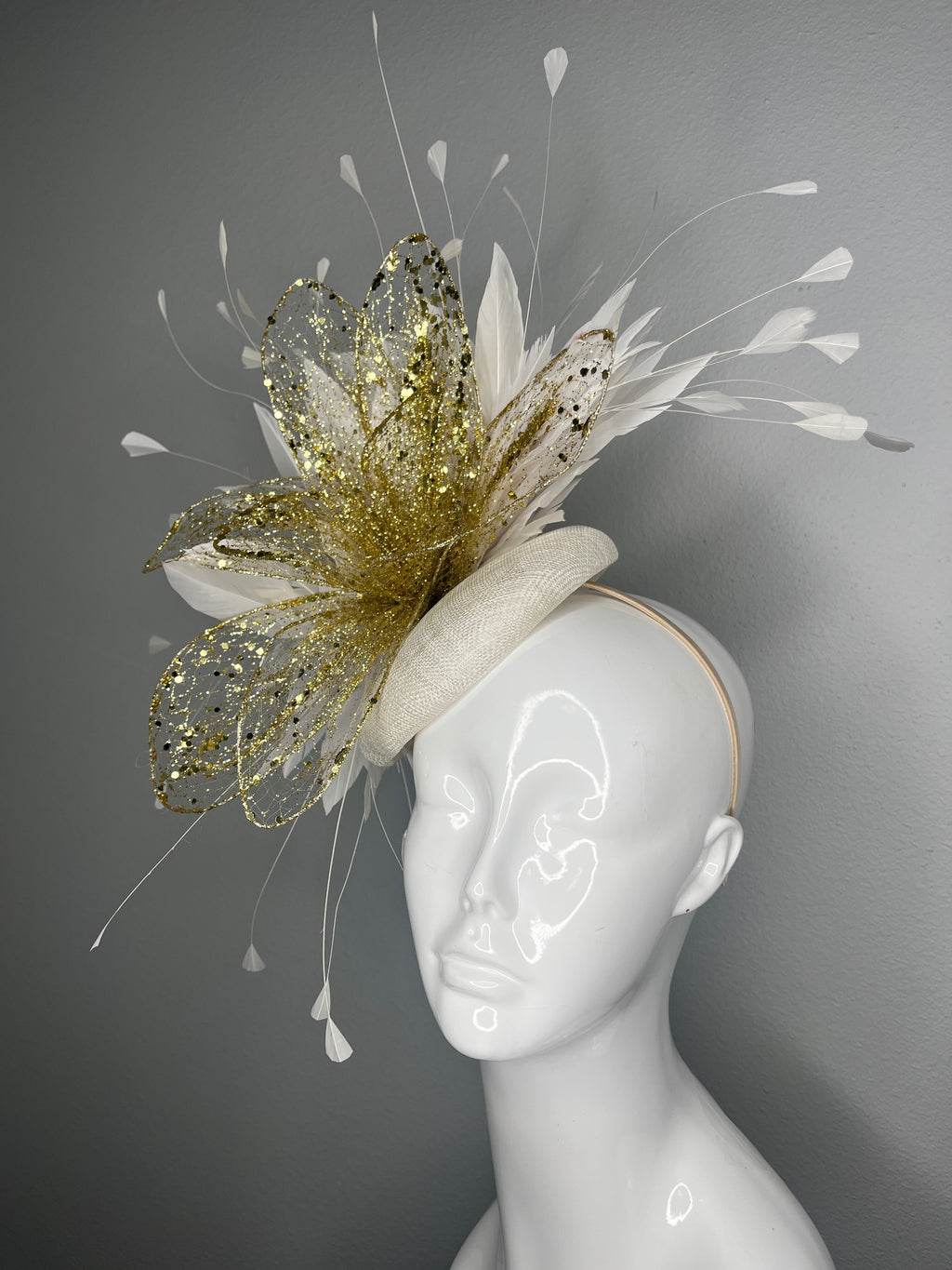 Elfenbein- und Gold-Coutture-Faszinator mit glitzertem Blumen- und Federspray