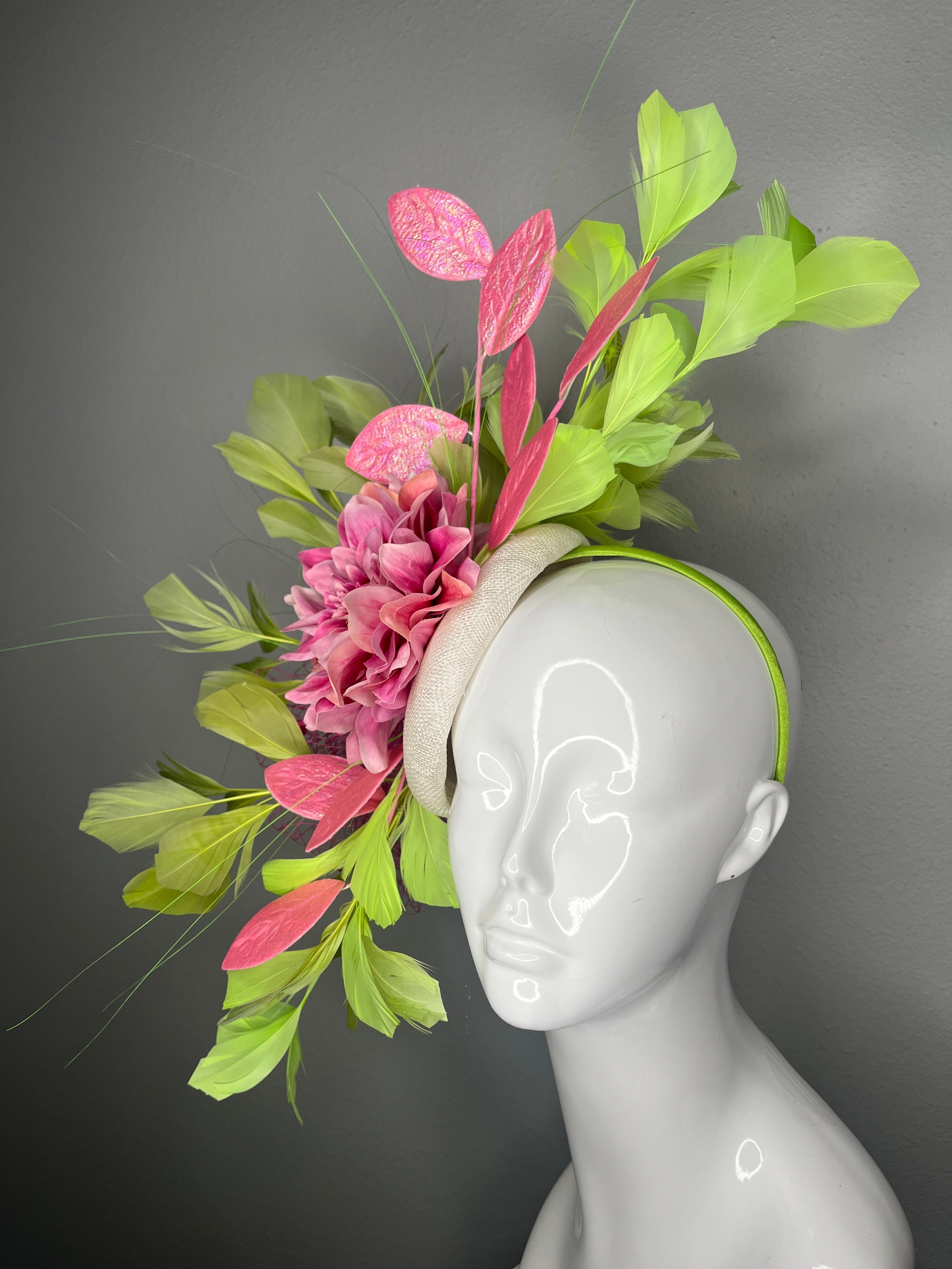 Rosa Dahlia & Lime Grün Federn Fascinator | Kentucky Derby Kopfschmuck | Statement Blumen Hat | Spring Racing Headwear