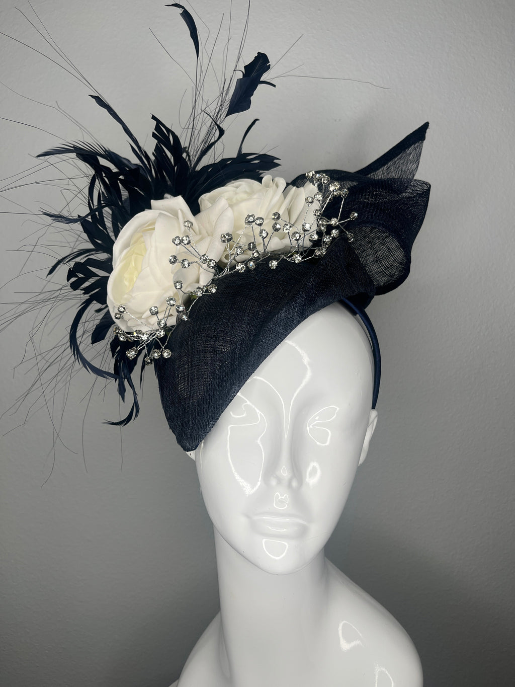 Marineblau & Elfenbein Blumen Fascinator mit Federn | Elegante Derby-Hut Hochzeit Kopfstück Couture Statement Kopfbedeckung