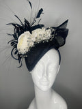 Marineblau & Elfenbein Blumen Fascinator mit Federn | Elegante Derby-Hut Hochzeit Kopfstück Couture Statement Kopfbedeckung