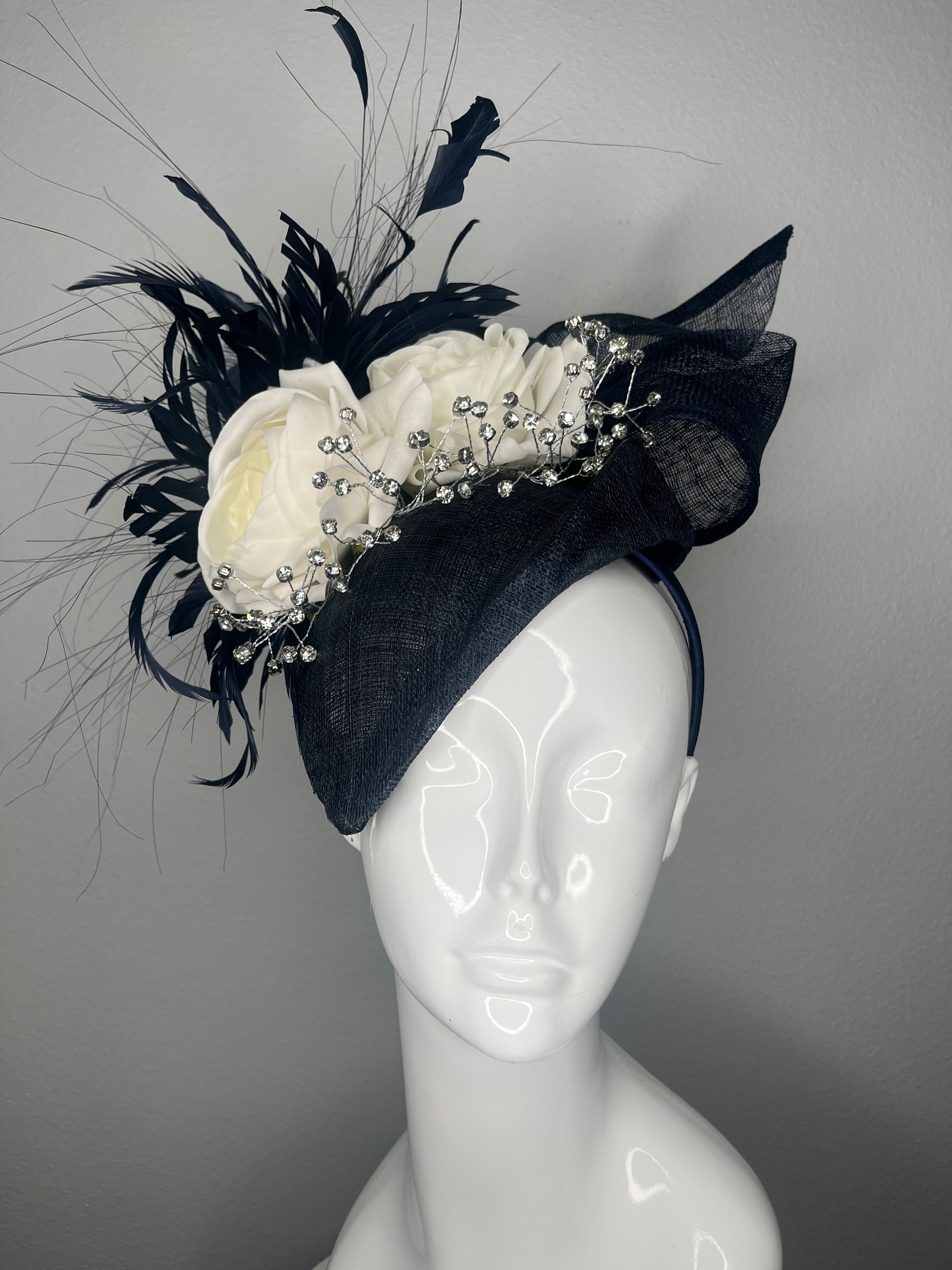 Marineblau & Elfenbein Blumen Fascinator mit Federn | Elegante Derby-Hut Hochzeit Kopfstück Couture Statement Kopfbedeckung