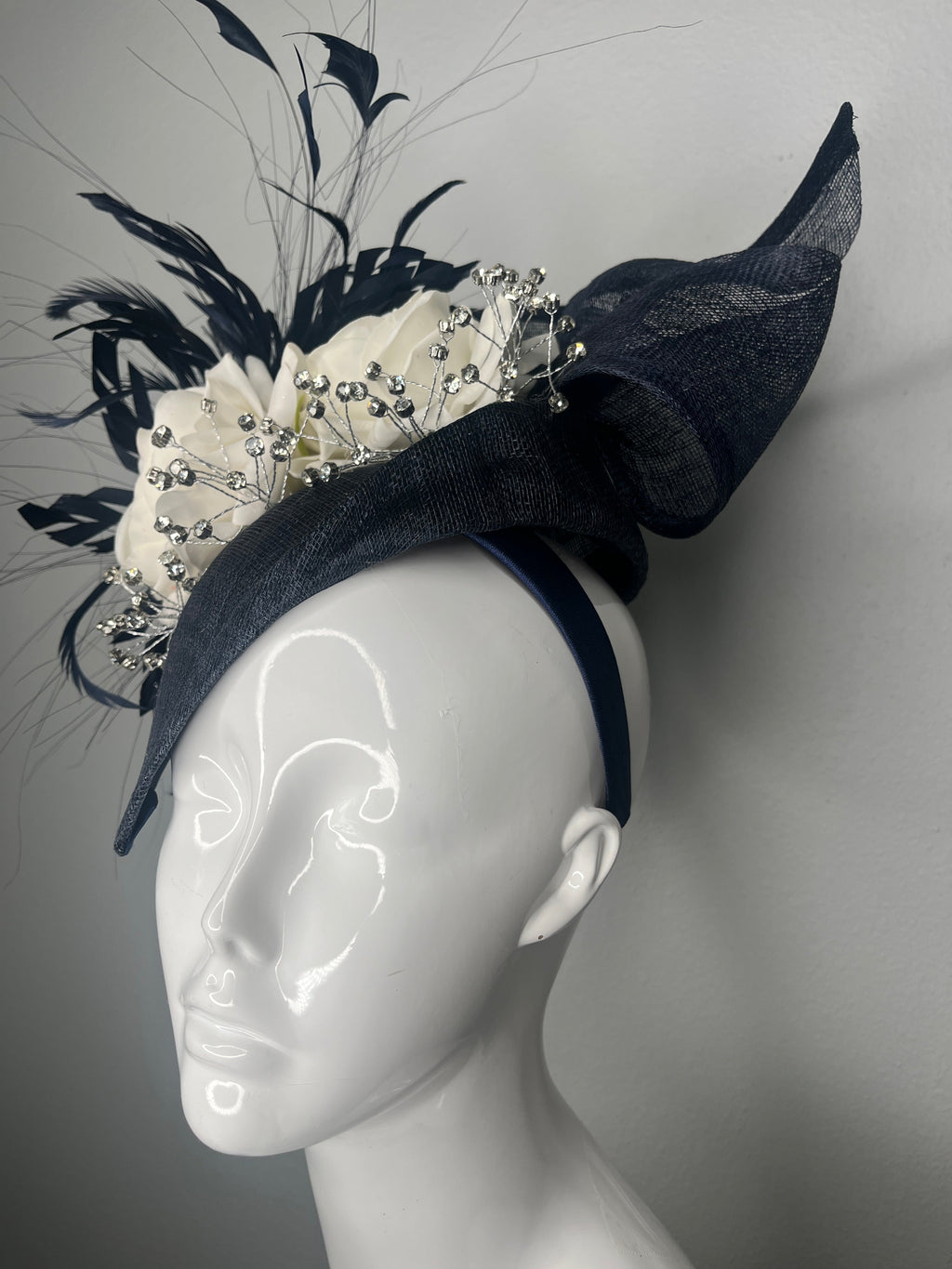 Marineblau & Elfenbein Blumen Fascinator mit Federn | Elegante Derby-Hut Hochzeit Kopfstück Couture Statement Kopfbedeckung