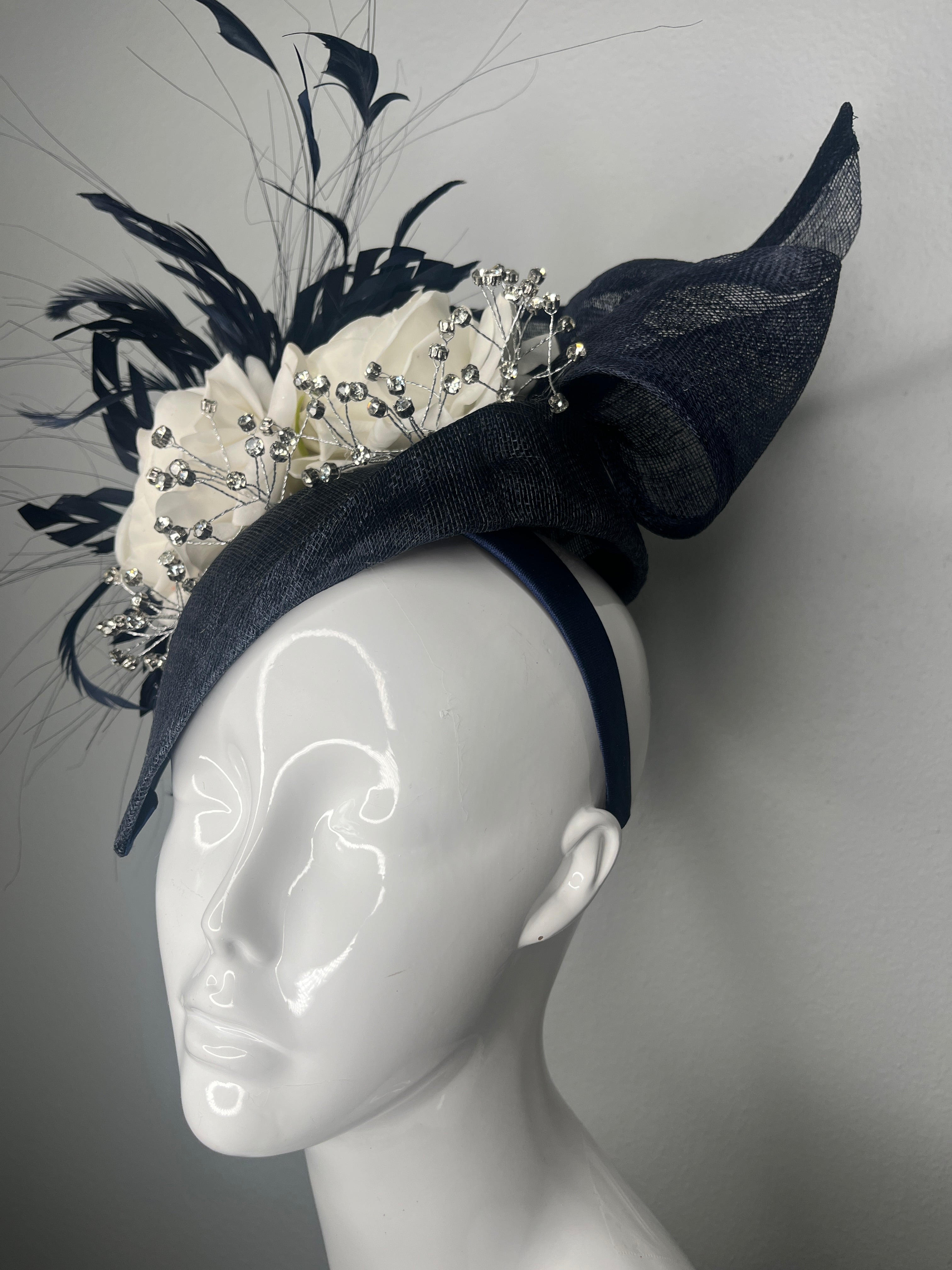 Marineblau & Elfenbein Blumen Fascinator mit Federn | Elegante Derby-Hut Hochzeit Kopfstück Couture Statement Kopfbedeckung