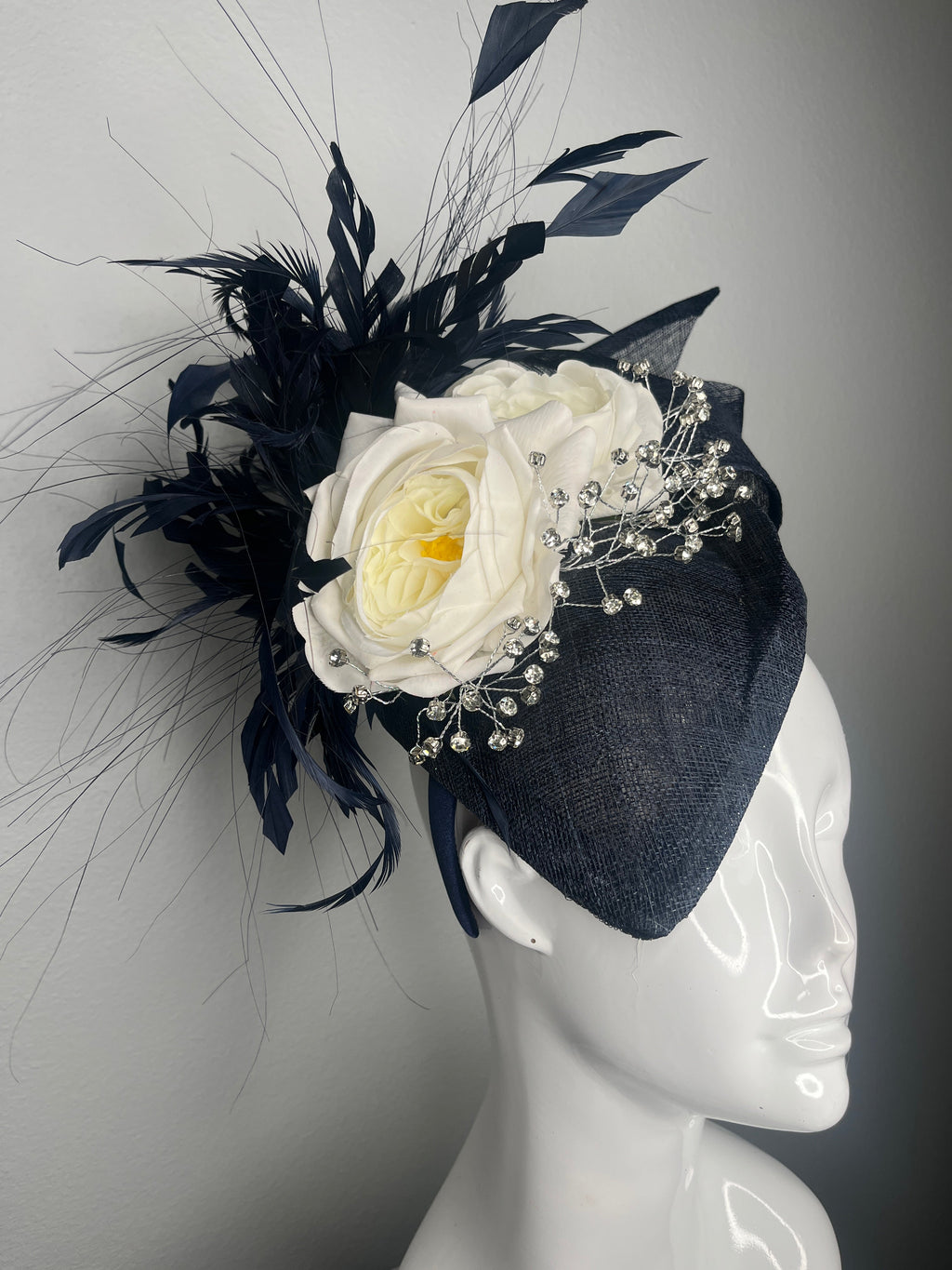 Marineblau & Elfenbein Blumen Fascinator mit Federn | Elegante Derby-Hut Hochzeit Kopfstück Couture Statement Kopfbedeckung