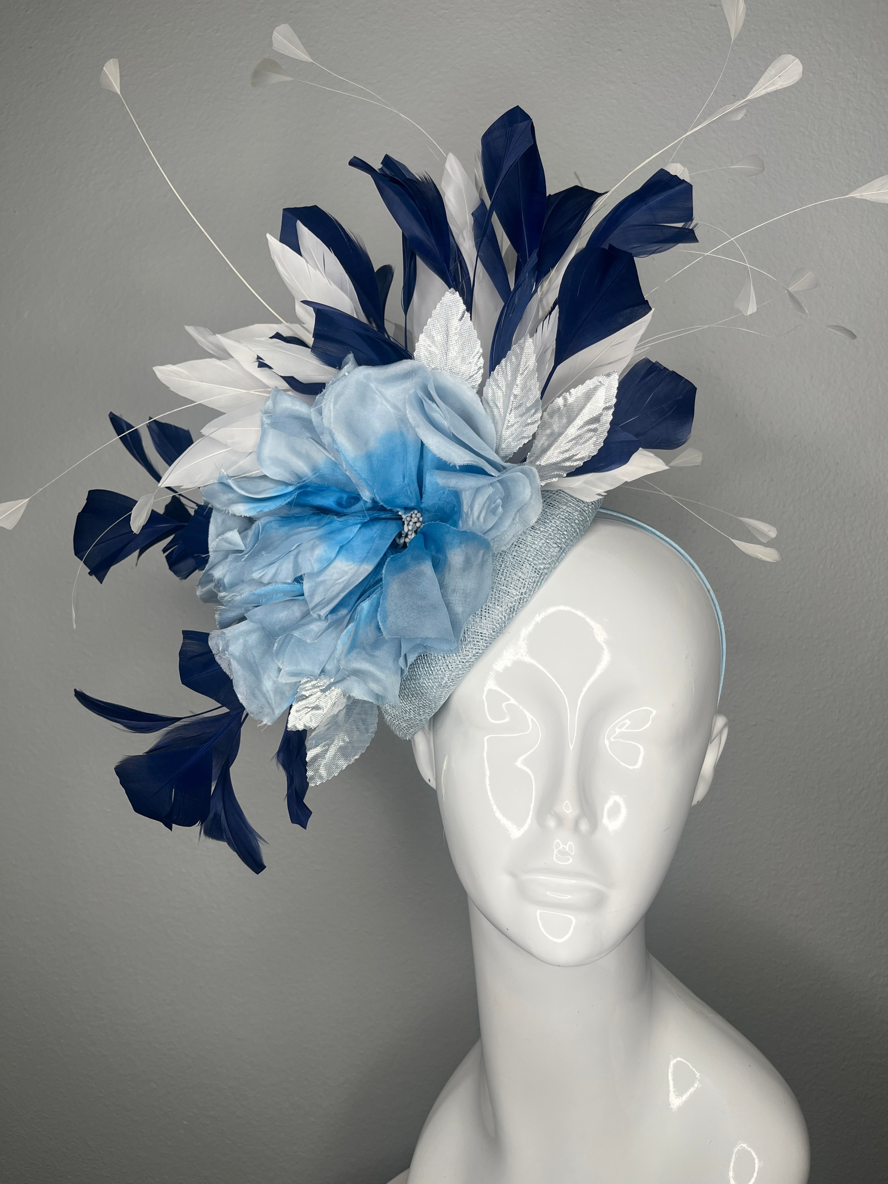 Hellblau & Marineblau Blumen Fascinator mit Federn | Elegant Derby-Hut, Couture Statement-Kopfschmuck