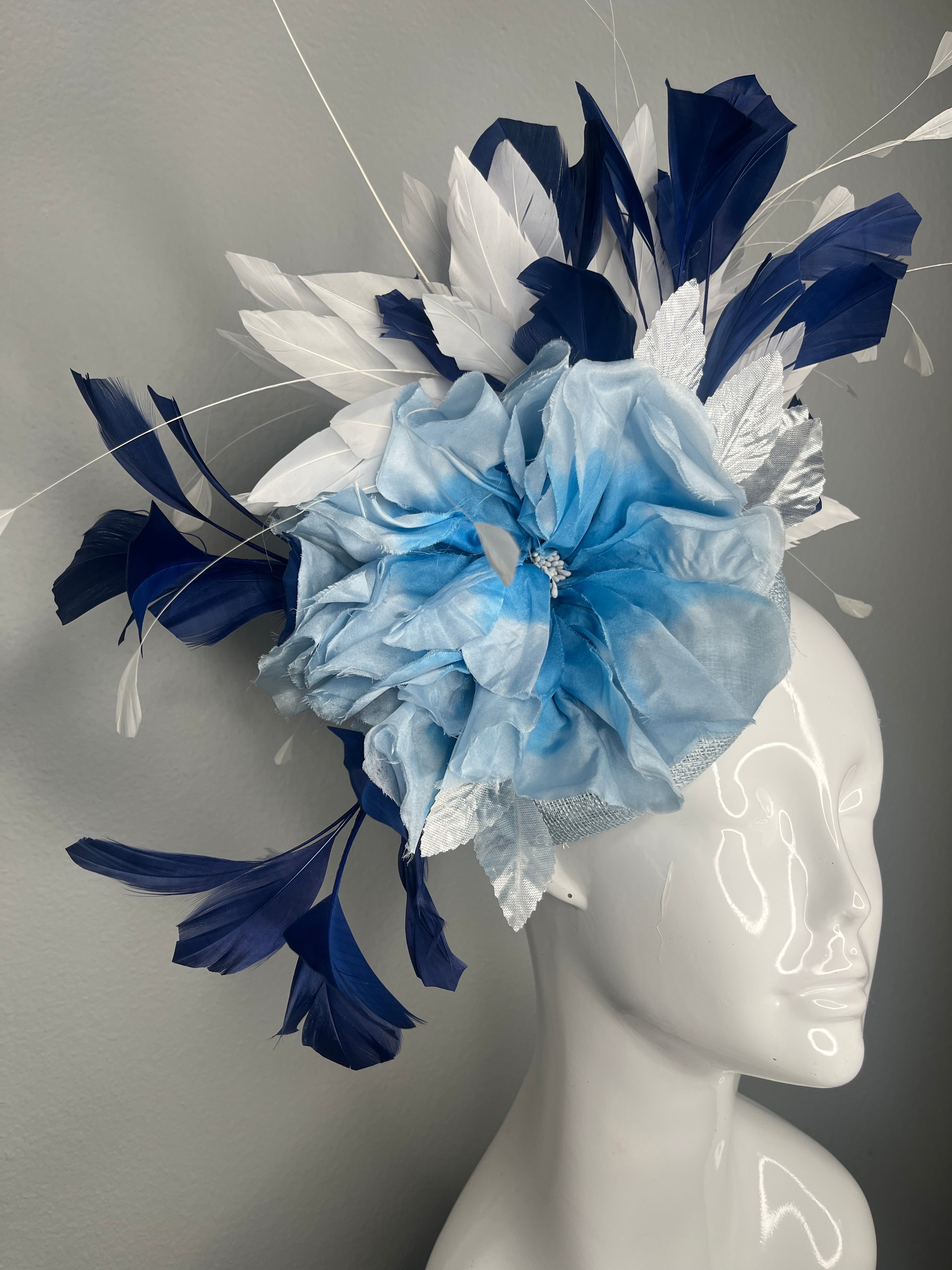 Hellblau & Marineblau Blumen Fascinator mit Federn | Elegant Derby-Hut, Couture Statement-Kopfschmuck