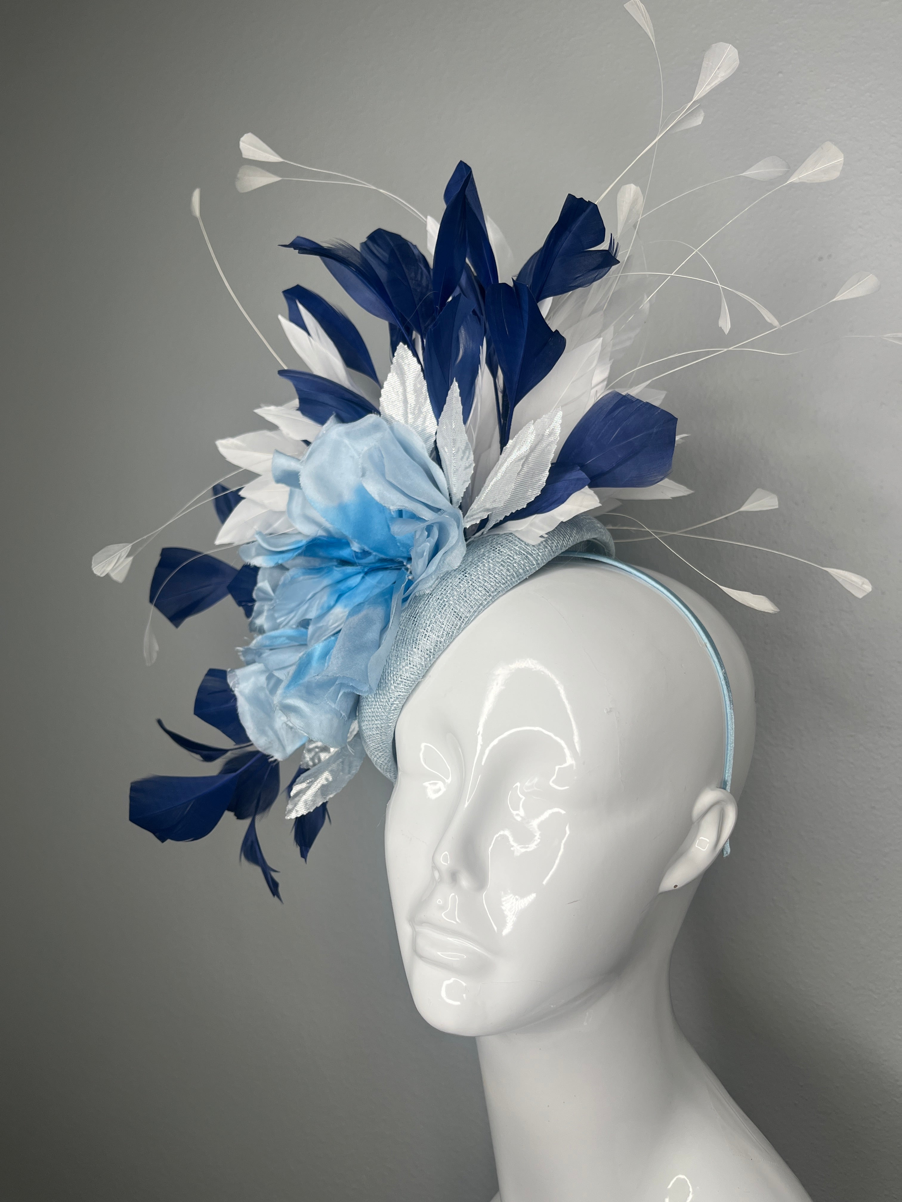 Hellblau & Marineblau Blumen Fascinator mit Federn | Elegant Derby-Hut, Couture Statement-Kopfschmuck