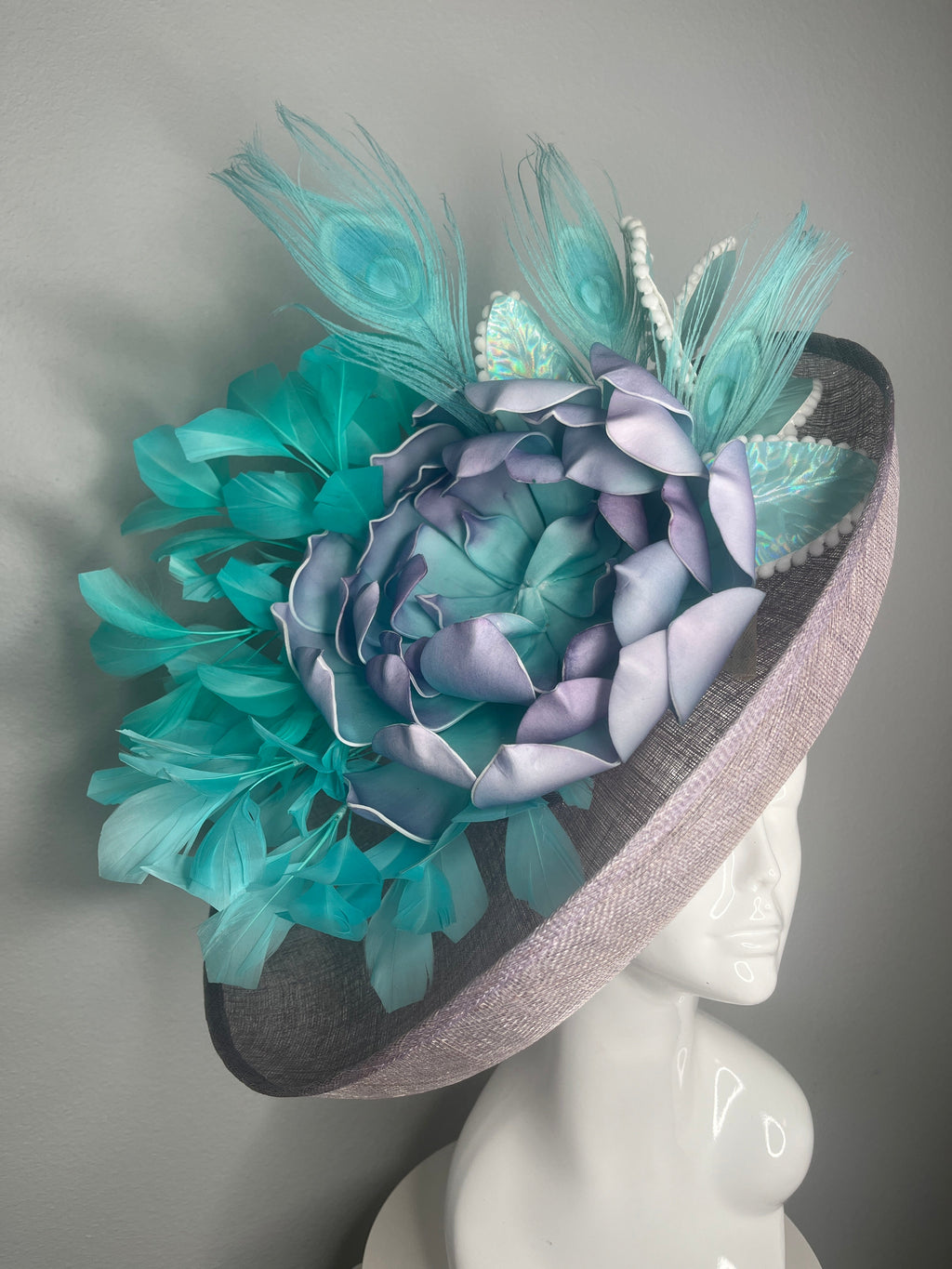 Lavendel Purple & Blaugrün Kentucky Derby Fascinator mit Pfaufedern und Skulpturenblume