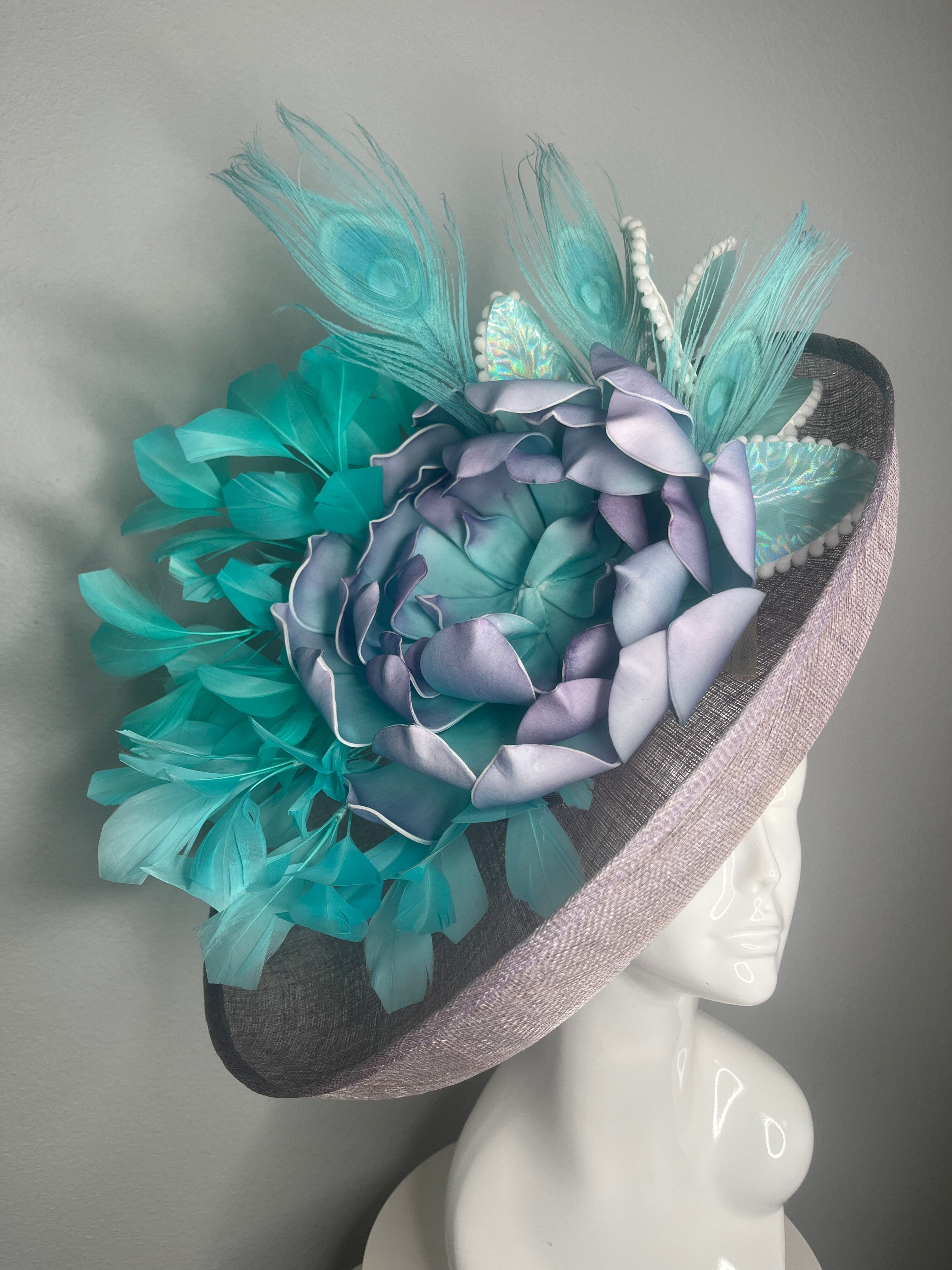 Lavendel Purple & Blaugrün Kentucky Derby Fascinator mit Pfaufedern und Skulpturenblume