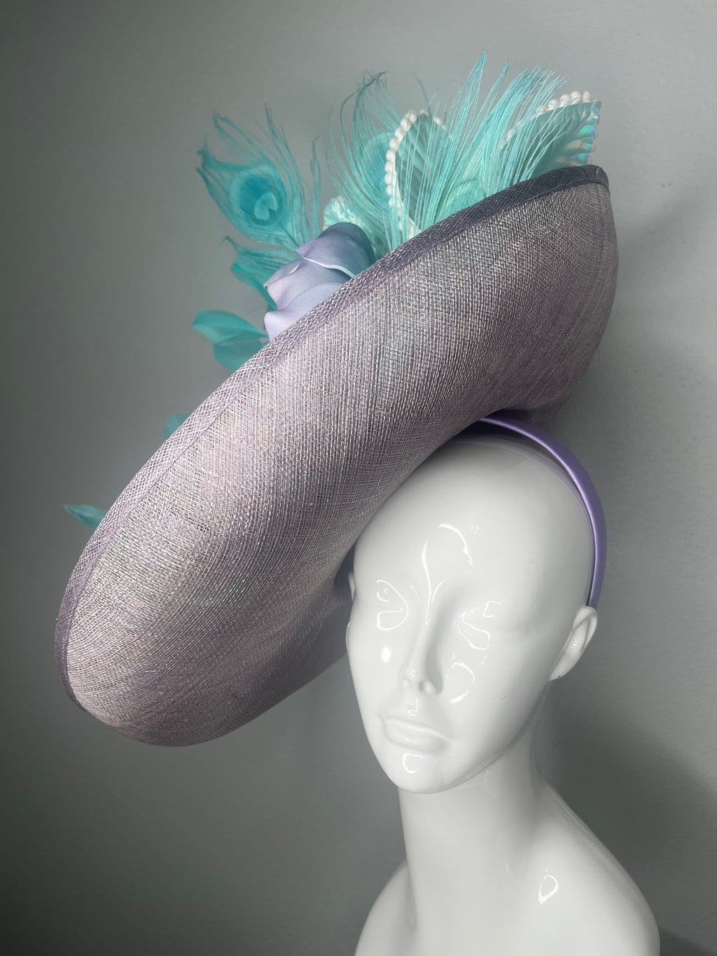 Lavendel Purple & Blaugrün Kentucky Derby Fascinator mit Pfaufedern und Skulpturenblume