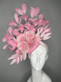 Rosa Kentucky Derby Fascinator mit übergroßem Blumenakzent und Federspray