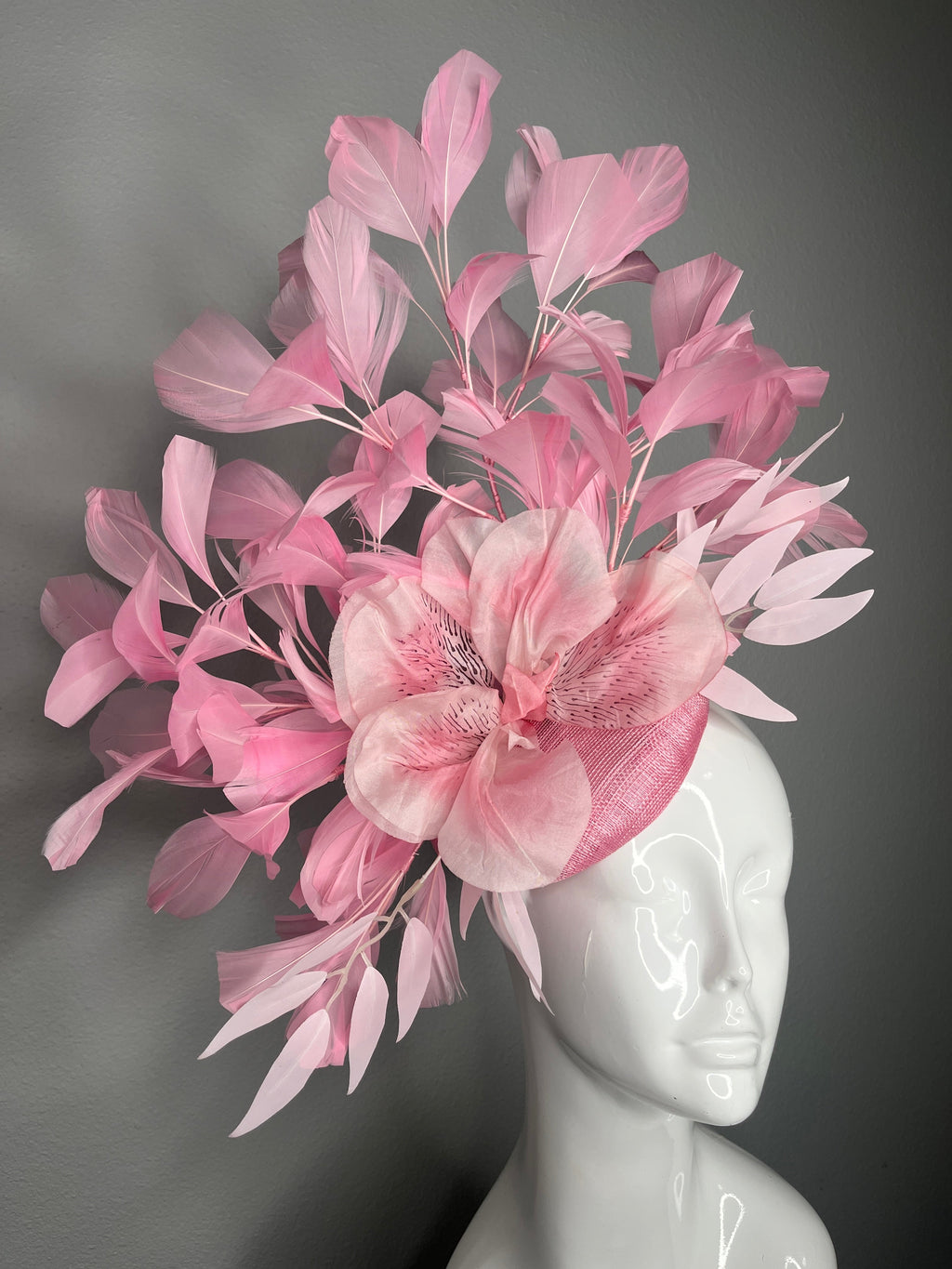 Rosa Kentucky Derby Fascinator mit übergroßem Blumenakzent und Federspray