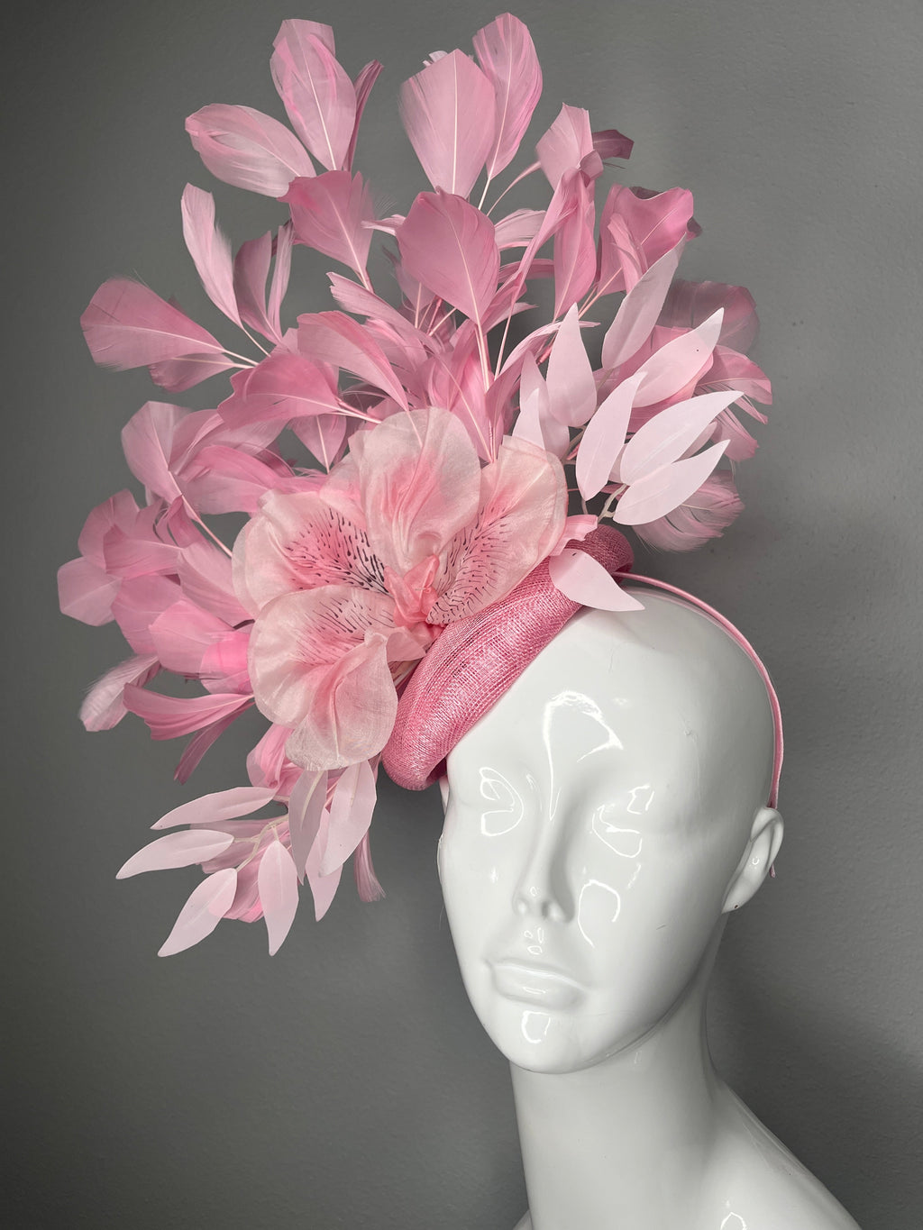 Rosa Kentucky Derby Fascinator mit übergroßem Blumenakzent und Federspray