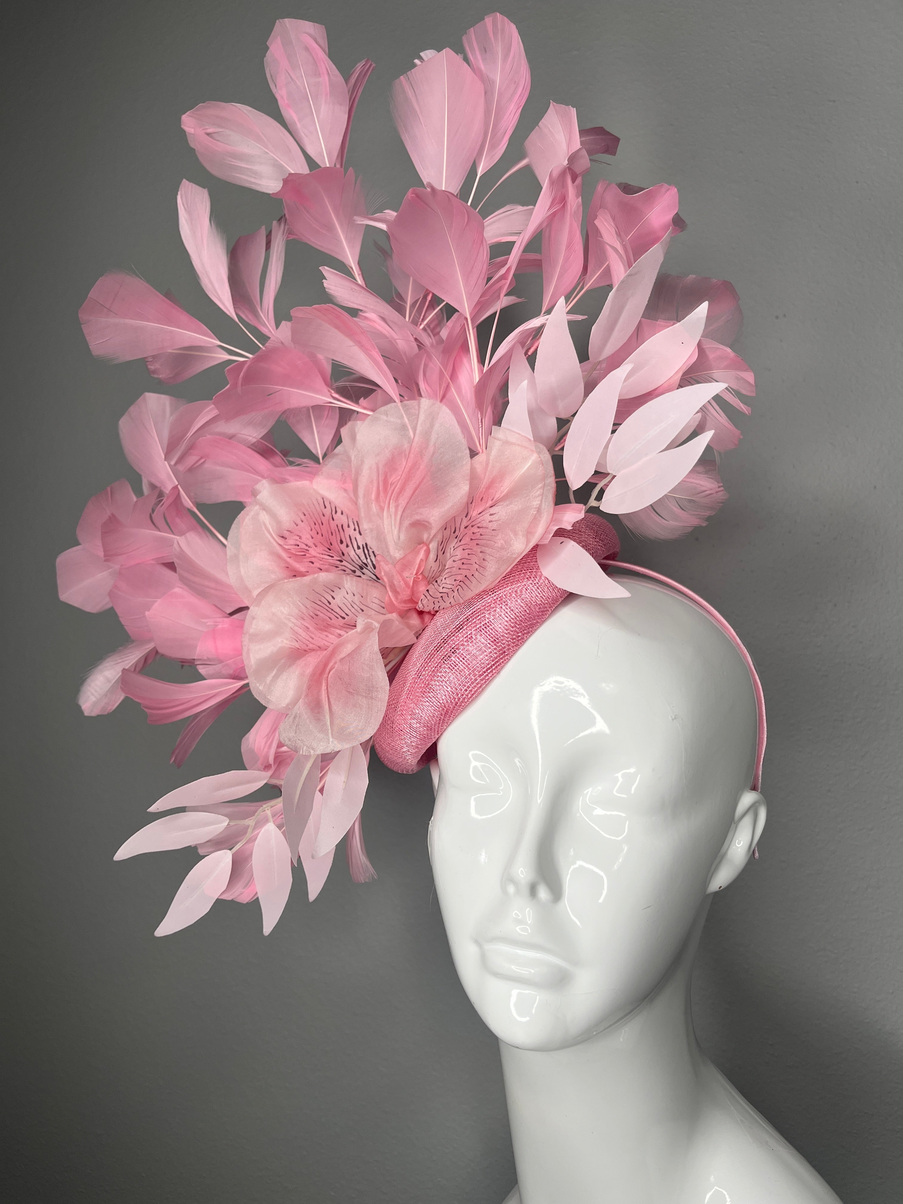 Rosa Kentucky Derby Fascinator mit übergroßem Blumenakzent und Federspray
