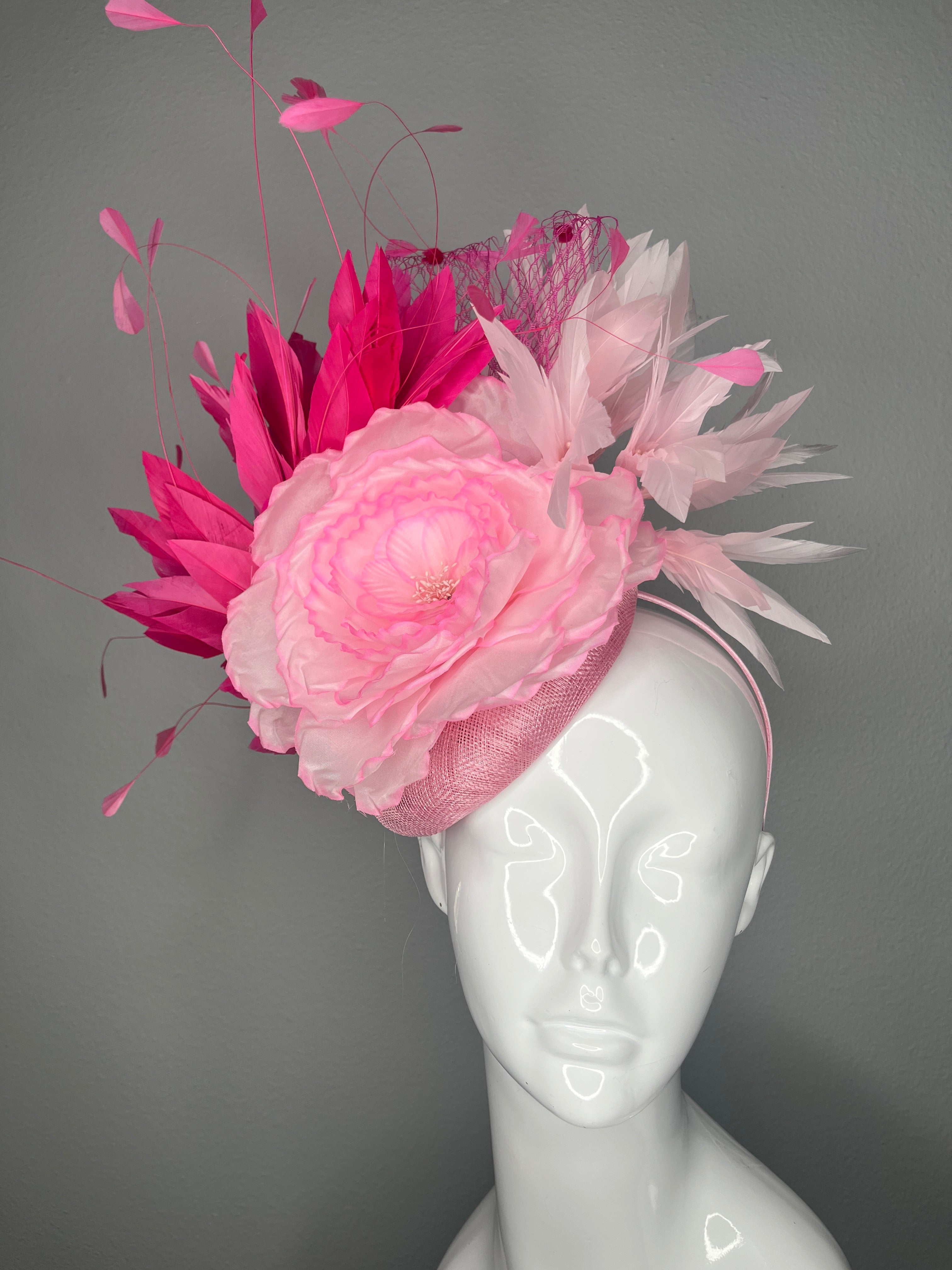 Rosa Blumen Federn Fascinator Kopfschmuck – Kentucky Derby-Hut, Statement Millinery, Couture Kopfschmuck für den Renntag