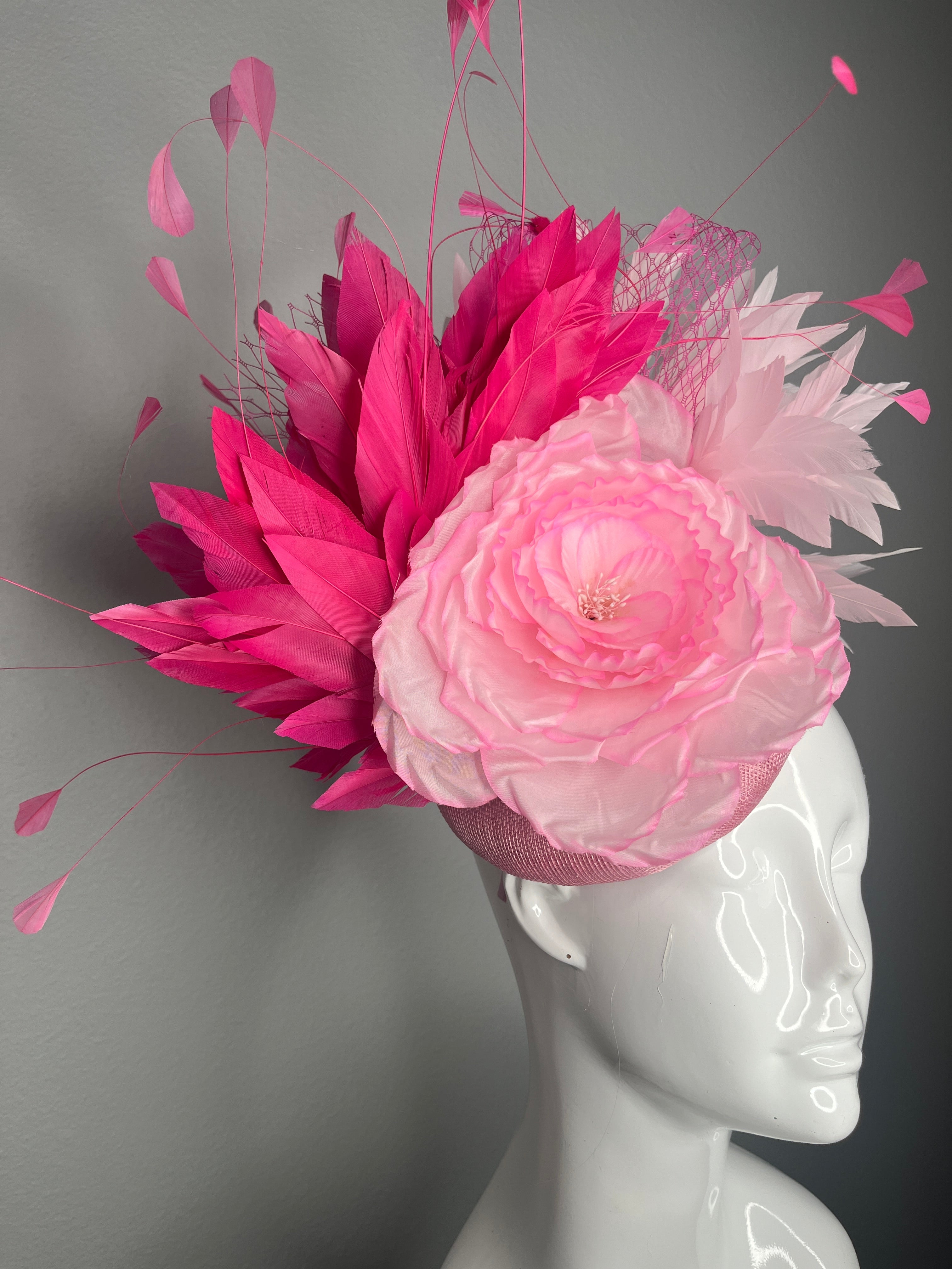 Rosa Blumen Federn Fascinator Kopfschmuck – Kentucky Derby-Hut, Statement Millinery, Couture Kopfschmuck für den Renntag