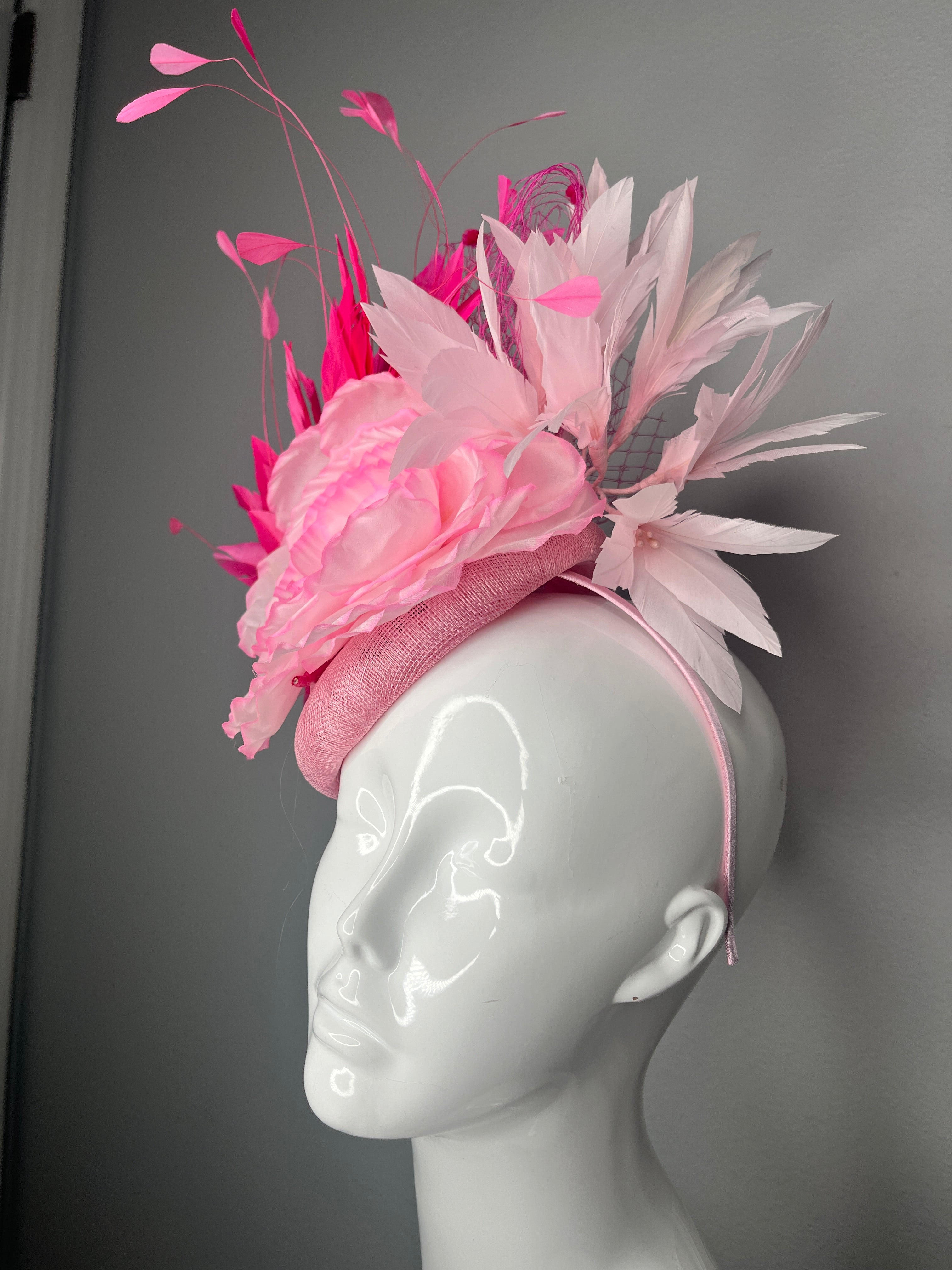 Rosa Blumen Federn Fascinator Kopfschmuck – Kentucky Derby-Hut, Statement Millinery, Couture Kopfschmuck für den Renntag