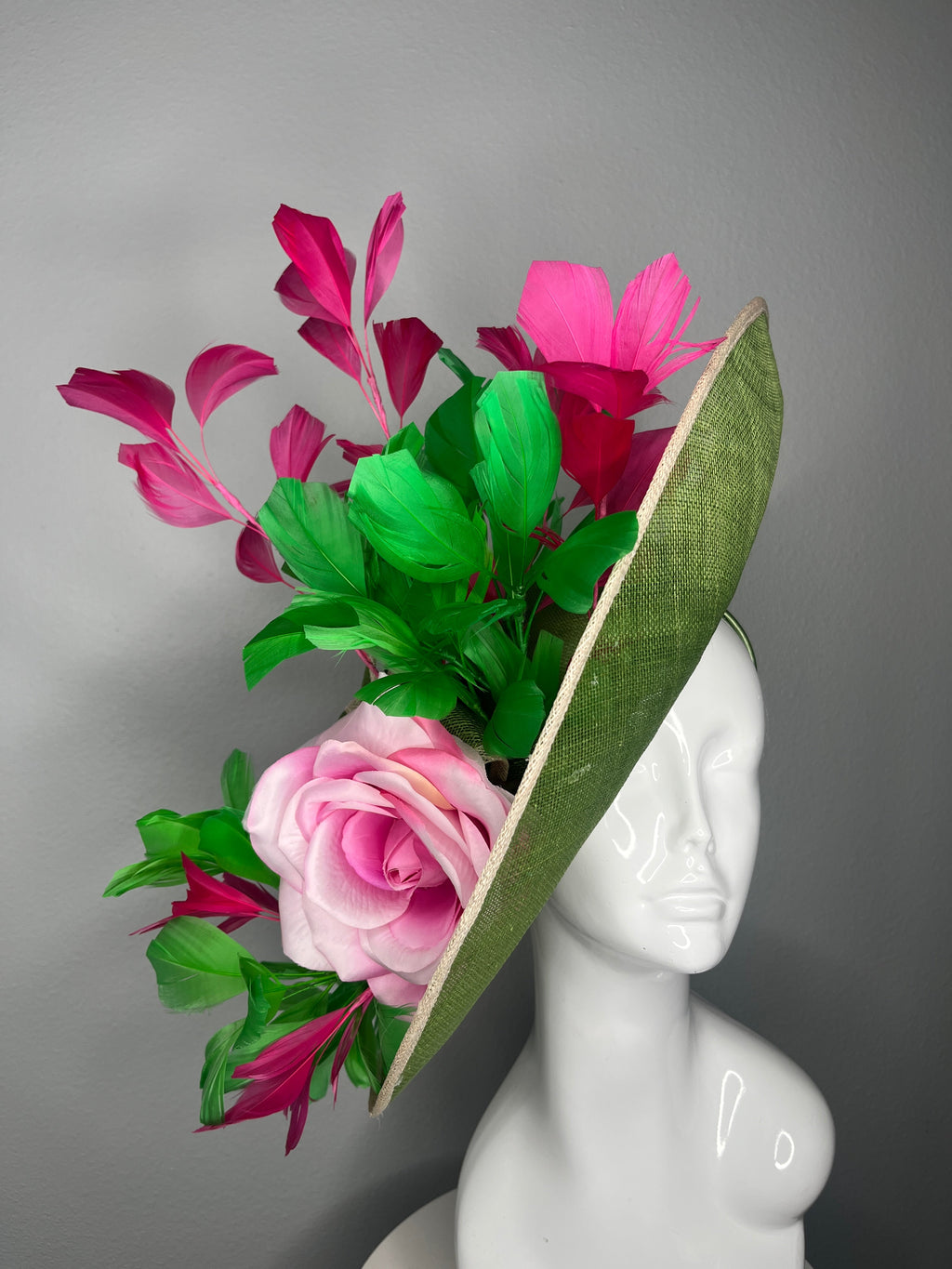 Grün Sinamay Fascinator mit rosafarbenen Blumen & Feder Akzente - Kentucky Derby Statement Hat