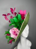 Grün Sinamay Fascinator mit rosafarbenen Blumen & Feder Akzente - Kentucky Derby Statement Hat