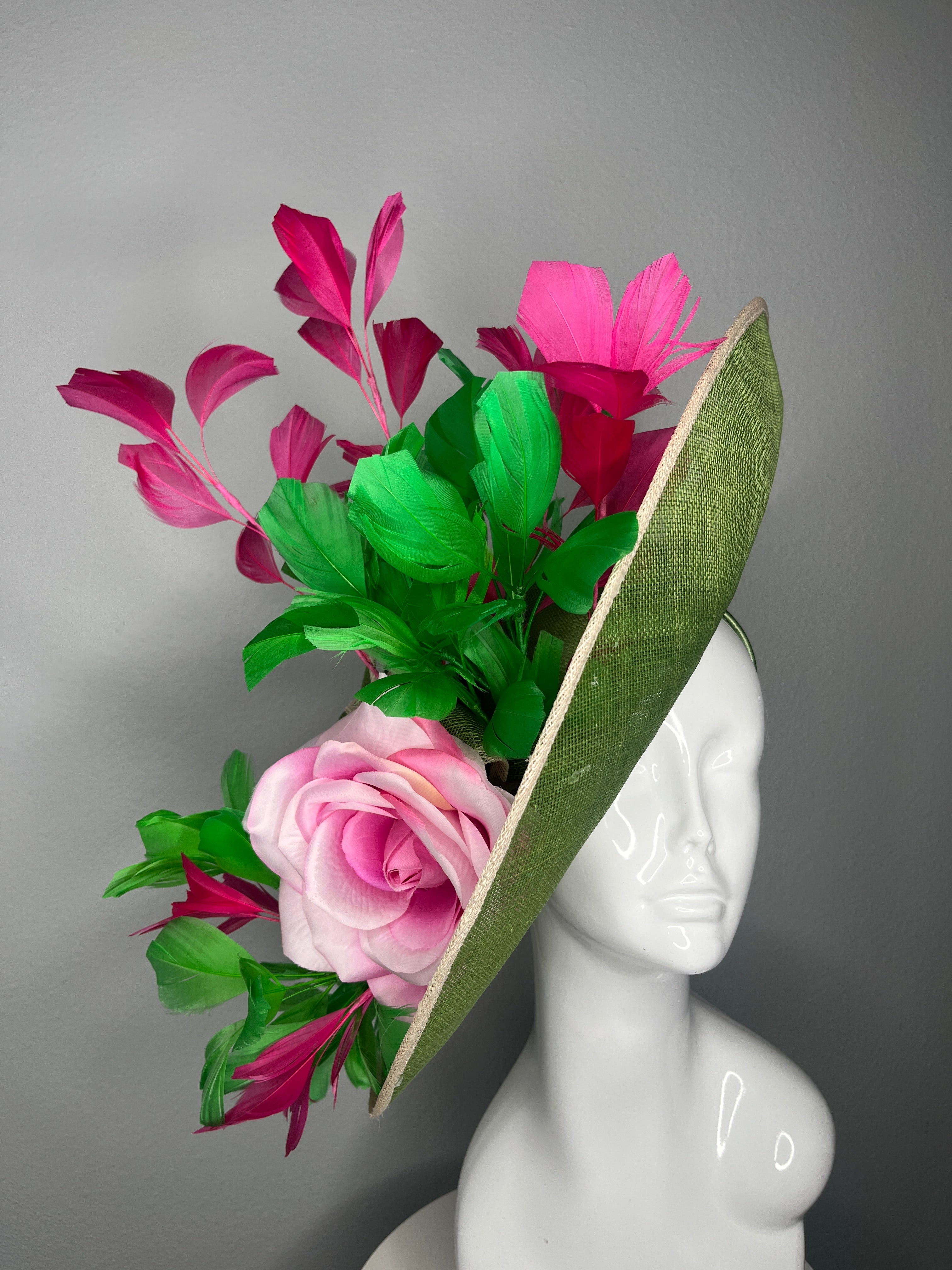 Grün Sinamay Fascinator mit rosafarbenen Blumen & Feder Akzente - Kentucky Derby Statement Hat