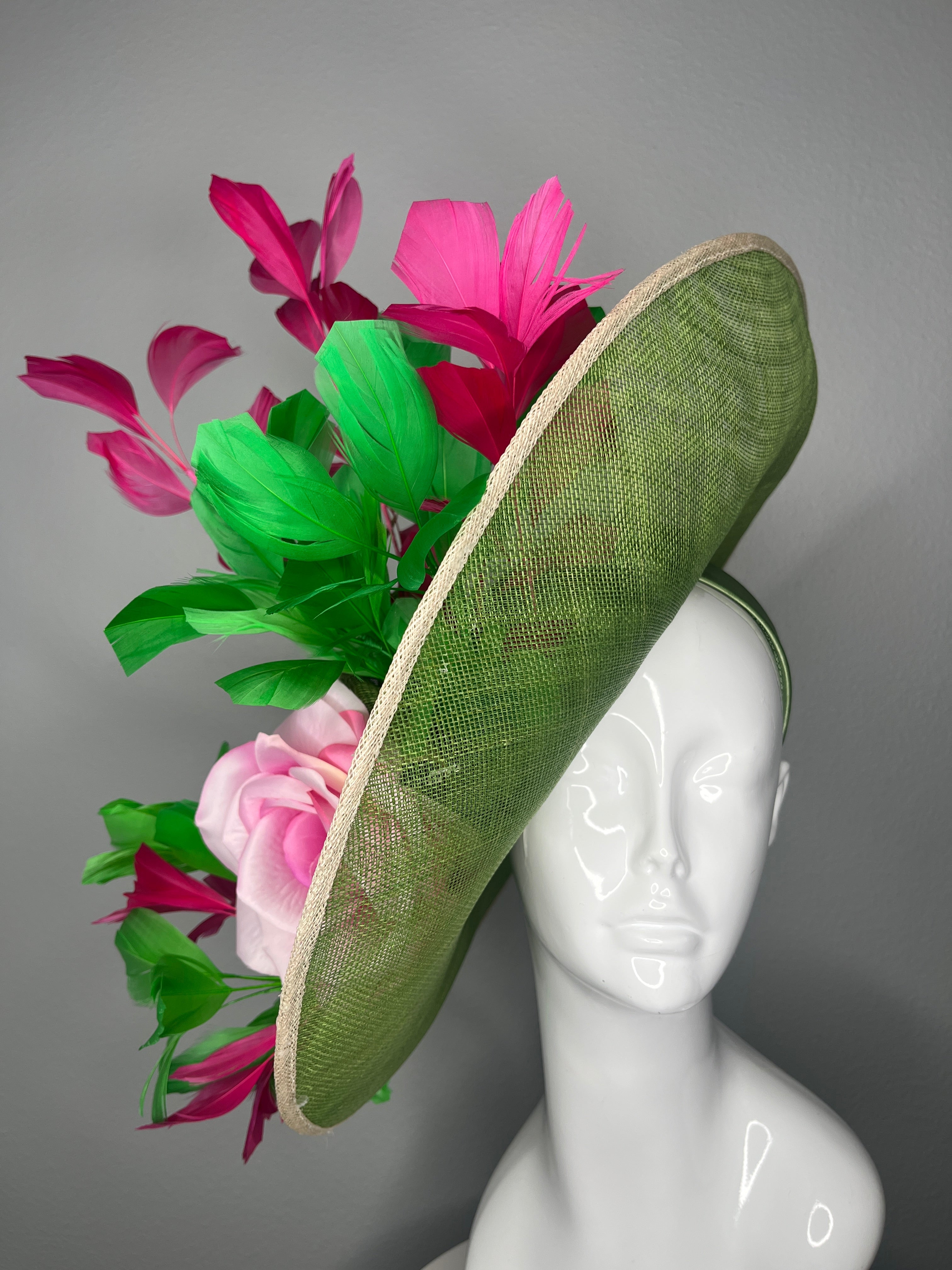 Grün Sinamay Fascinator mit rosafarbenen Blumen & Feder Akzente - Kentucky Derby Statement Hat