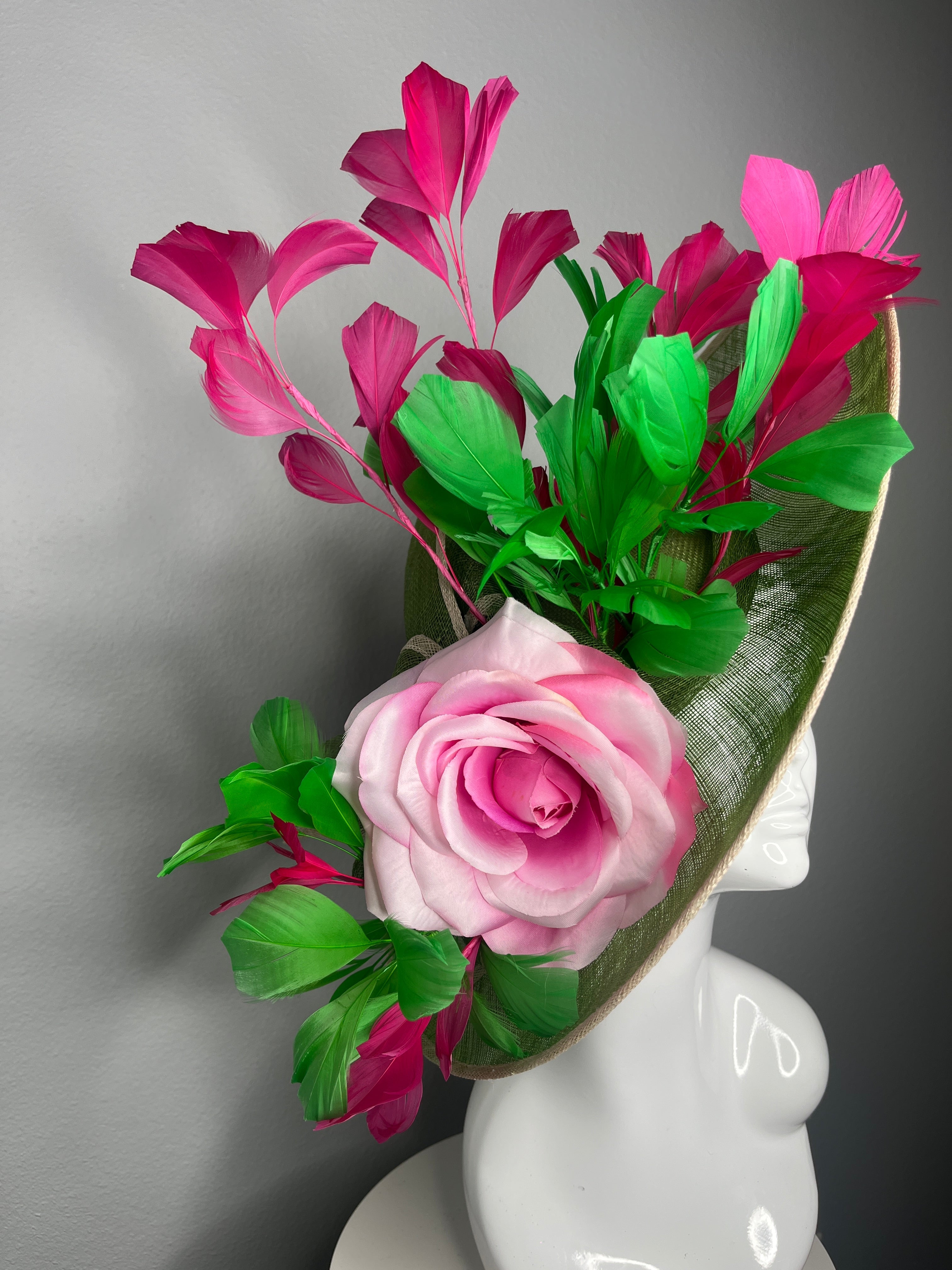 Grün Sinamay Fascinator mit rosafarbenen Blumen & Feder Akzente - Kentucky Derby Statement Hat