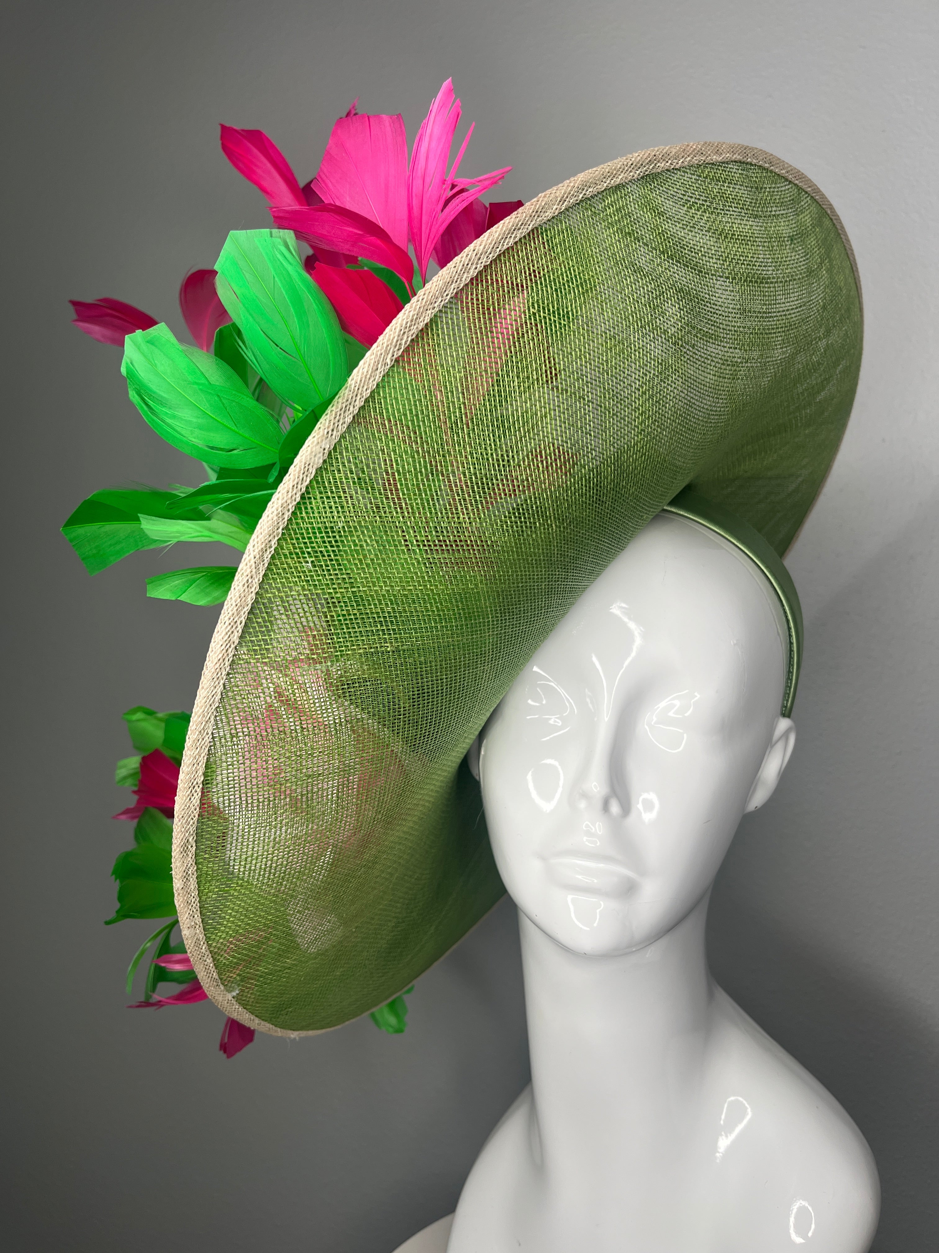 Grün Sinamay Fascinator mit rosafarbenen Blumen & Feder Akzente - Kentucky Derby Statement Hat