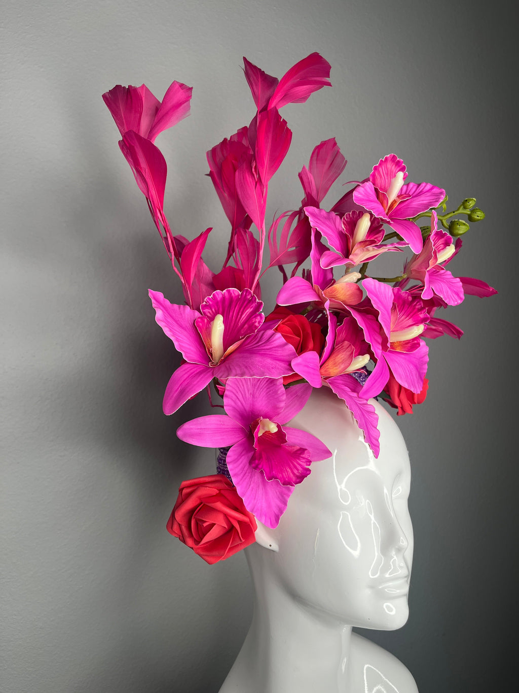 Vibrante Fuchsia Orchidee & Federkaskadenfaszinator auf Perlenkopfband