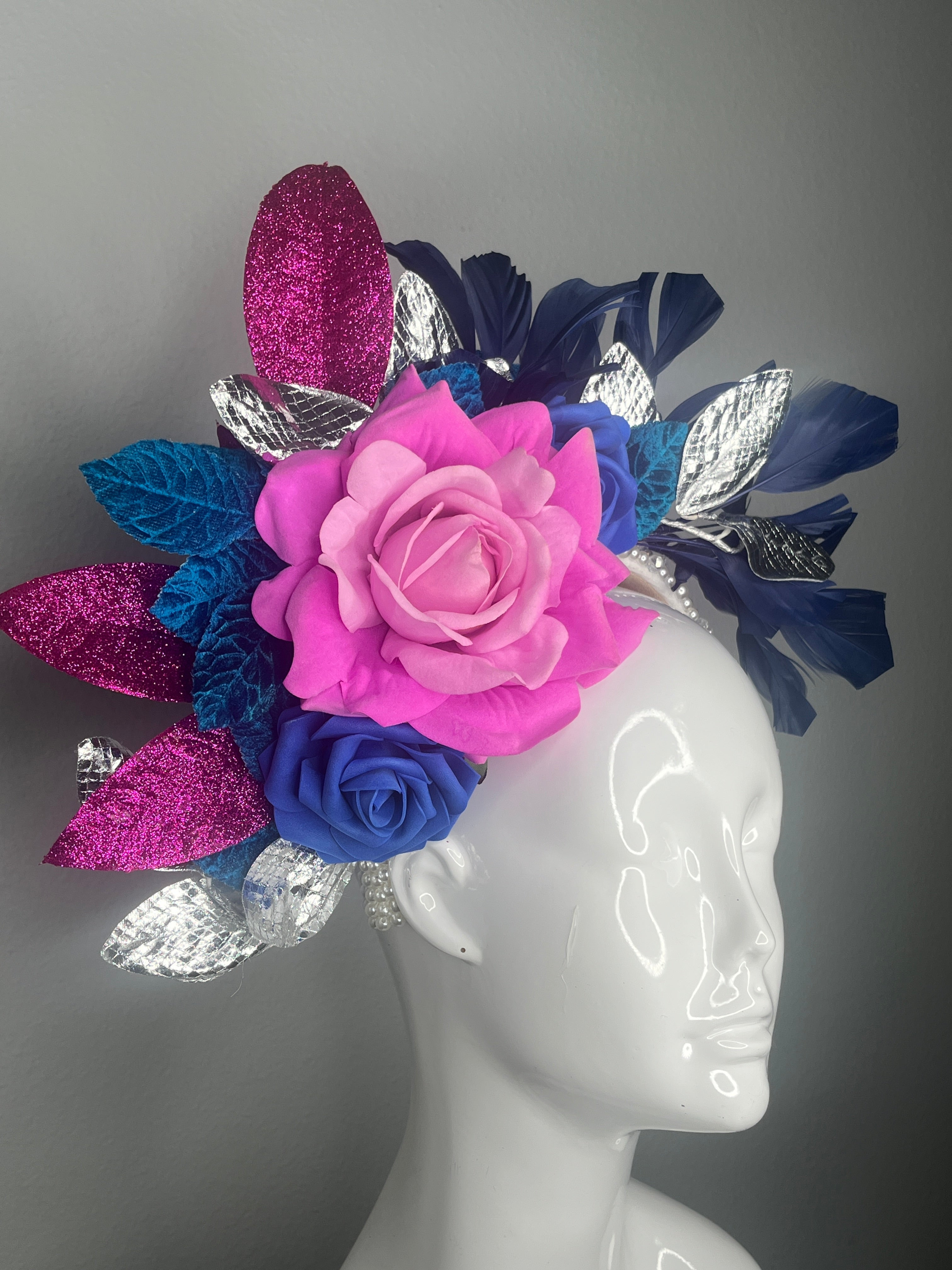 Leuchtrosa & Königsblau Derby Fascinator • Fettes Blumenkopfstück mit Silberblättern • Statement Kentucky Derby-Hut