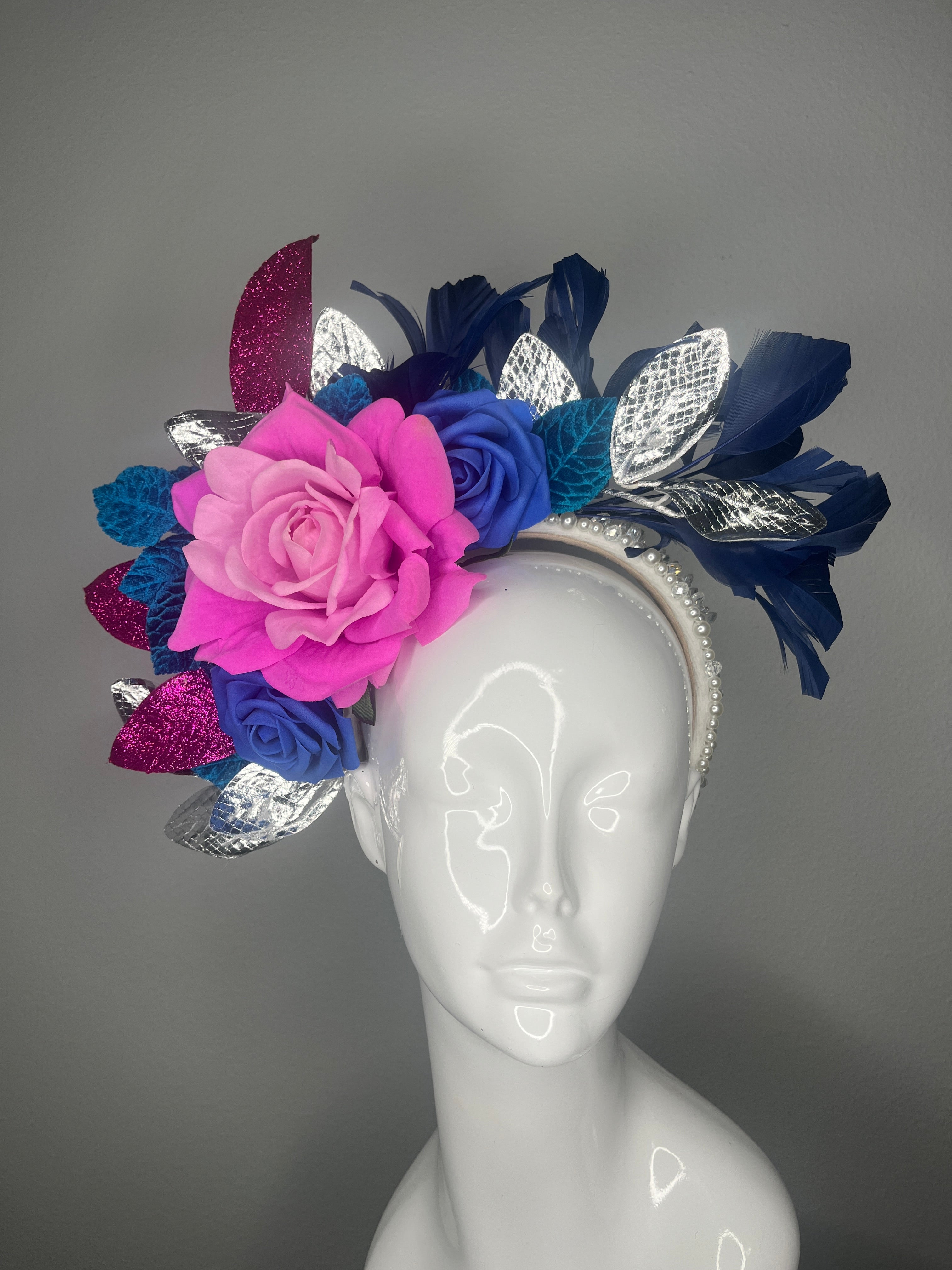 Leuchtrosa & Königsblau Derby Fascinator • Fettes Blumenkopfstück mit Silberblättern • Statement Kentucky Derby-Hut