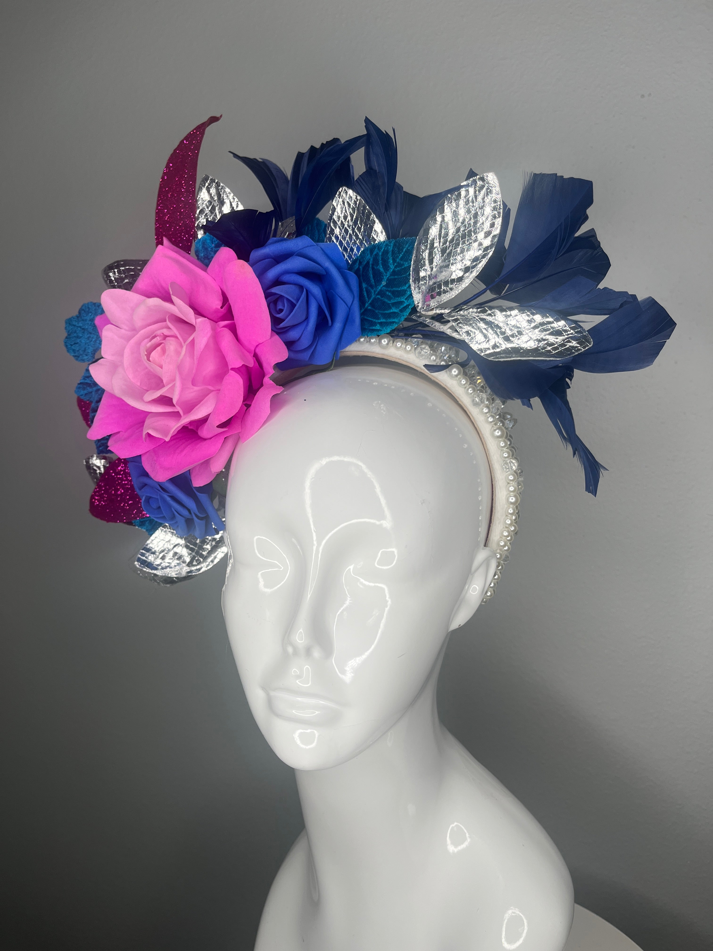 Leuchtrosa & Königsblau Derby Fascinator • Fettes Blumenkopfstück mit Silberblättern • Statement Kentucky Derby-Hut