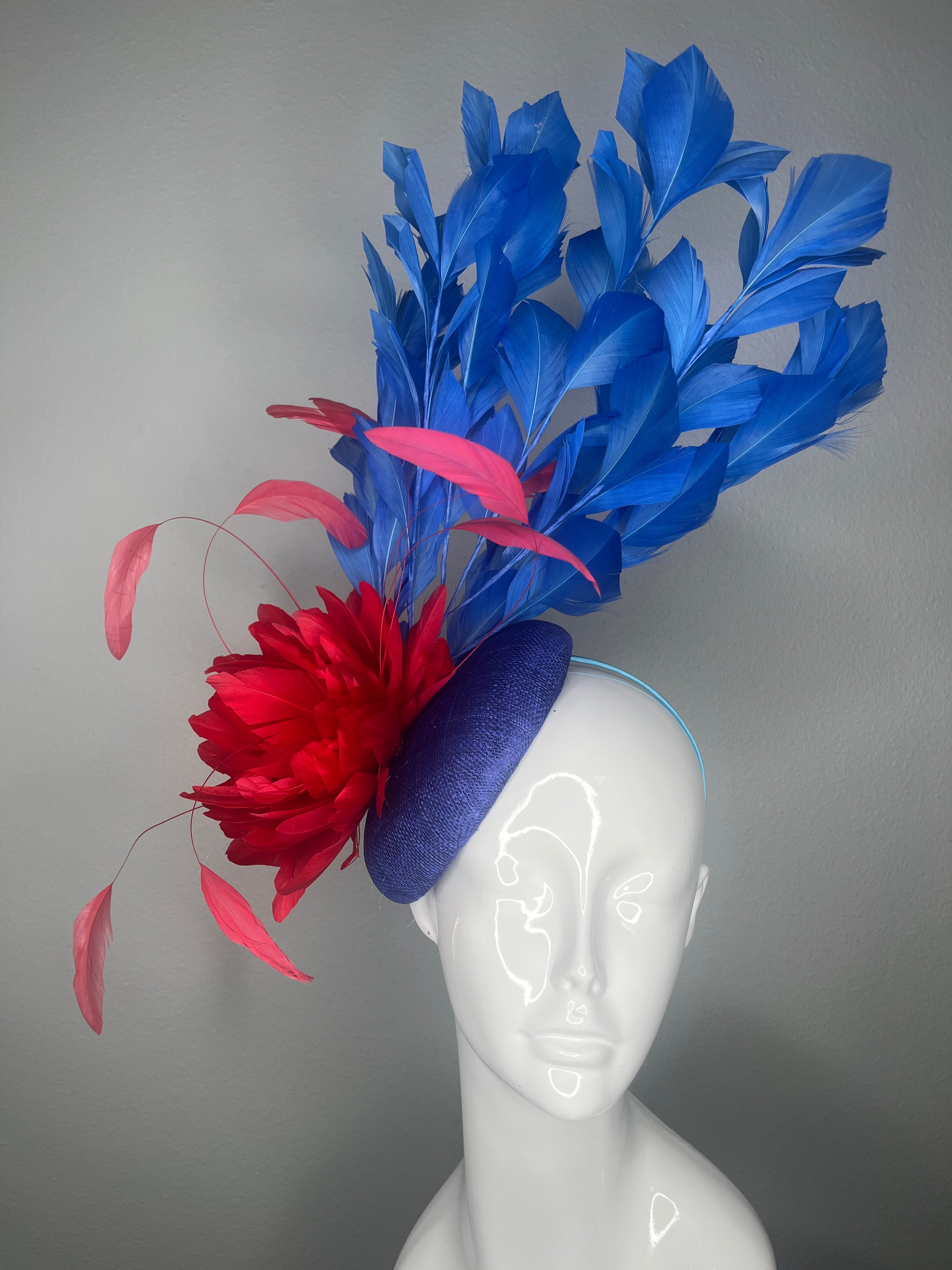 Königsblau Federn Fascinator mit rotem Blumenakzent - Kentucky Derby Statement-Kopfschmuck