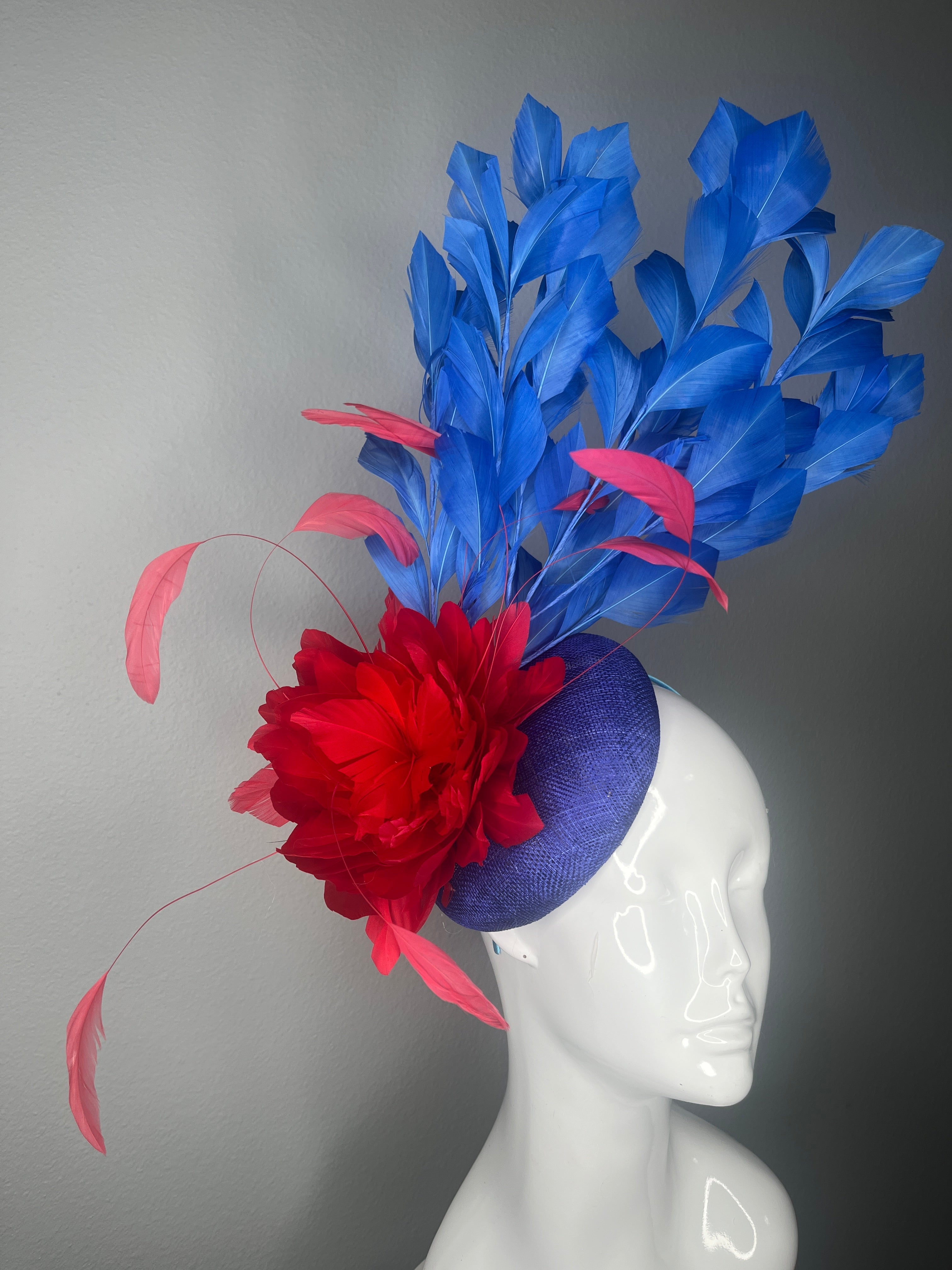 Königsblau Federn Fascinator mit rotem Blumenakzent - Kentucky Derby Statement-Kopfschmuck