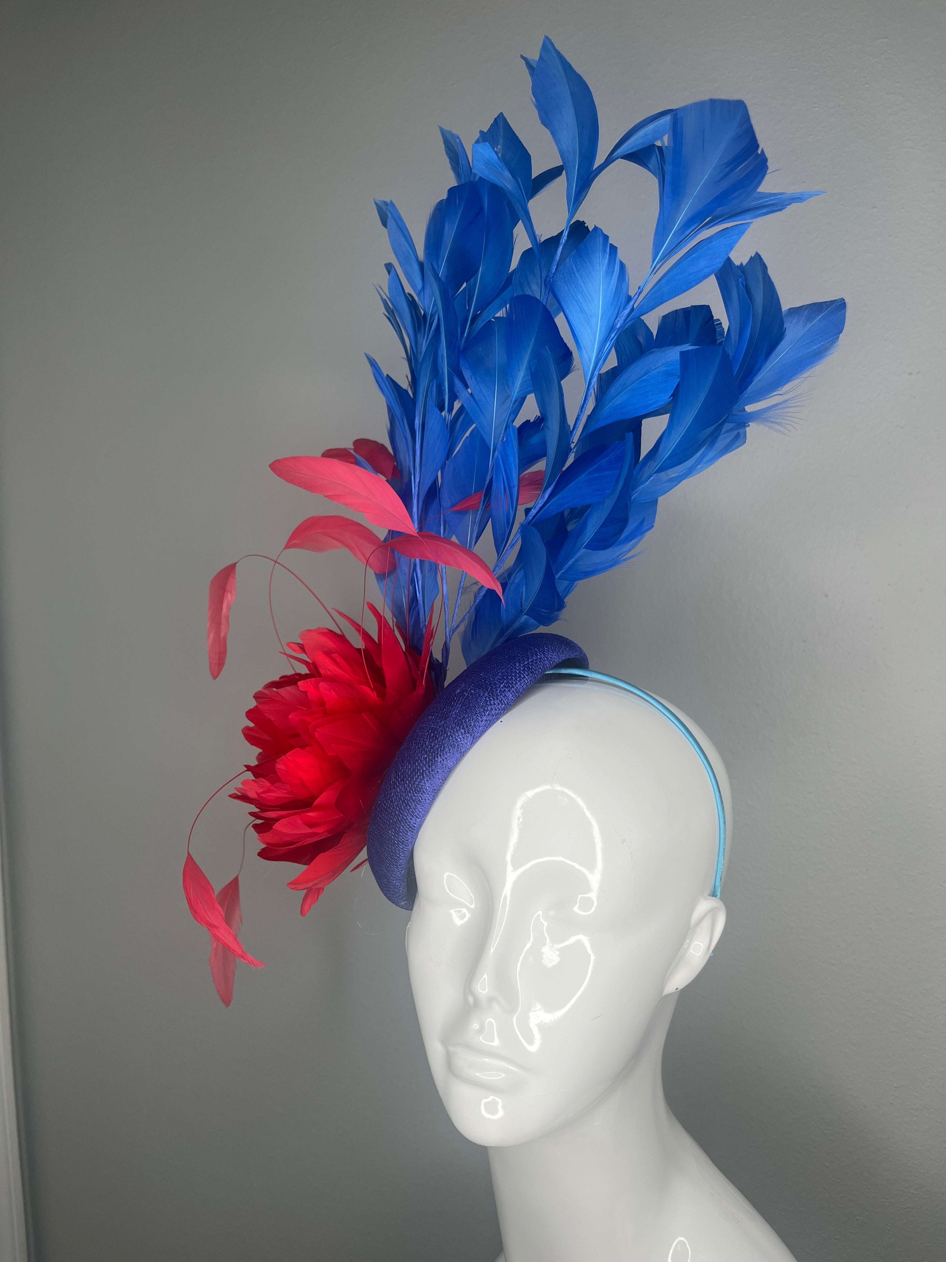 Königsblau Federn Fascinator mit rotem Blumenakzent - Kentucky Derby Statement-Kopfschmuck