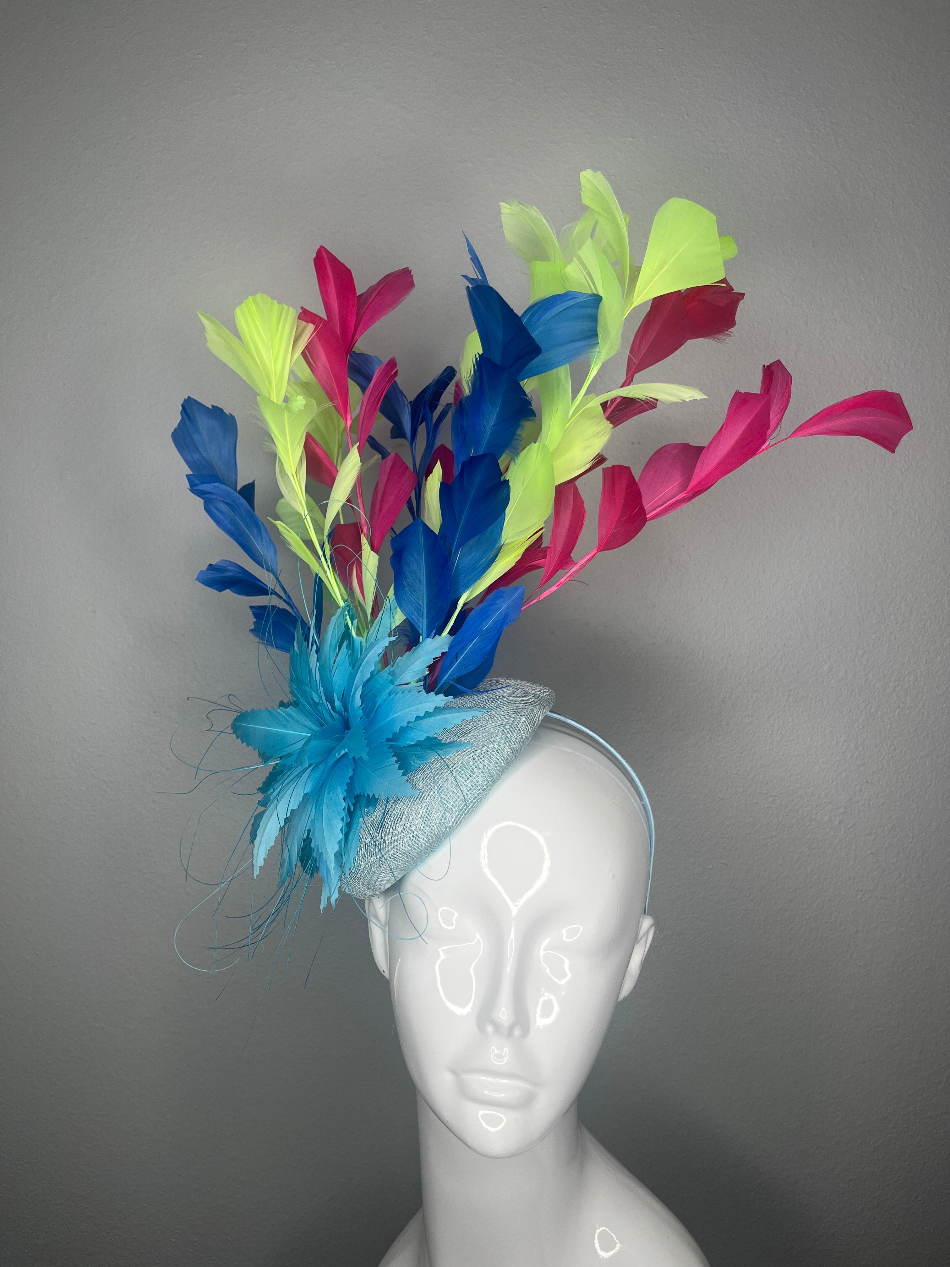 Mehrfarbige Feder Faszinator mit blauem Blumenakzent - Couture Kentucky Derby Statement-Kopfschmuck