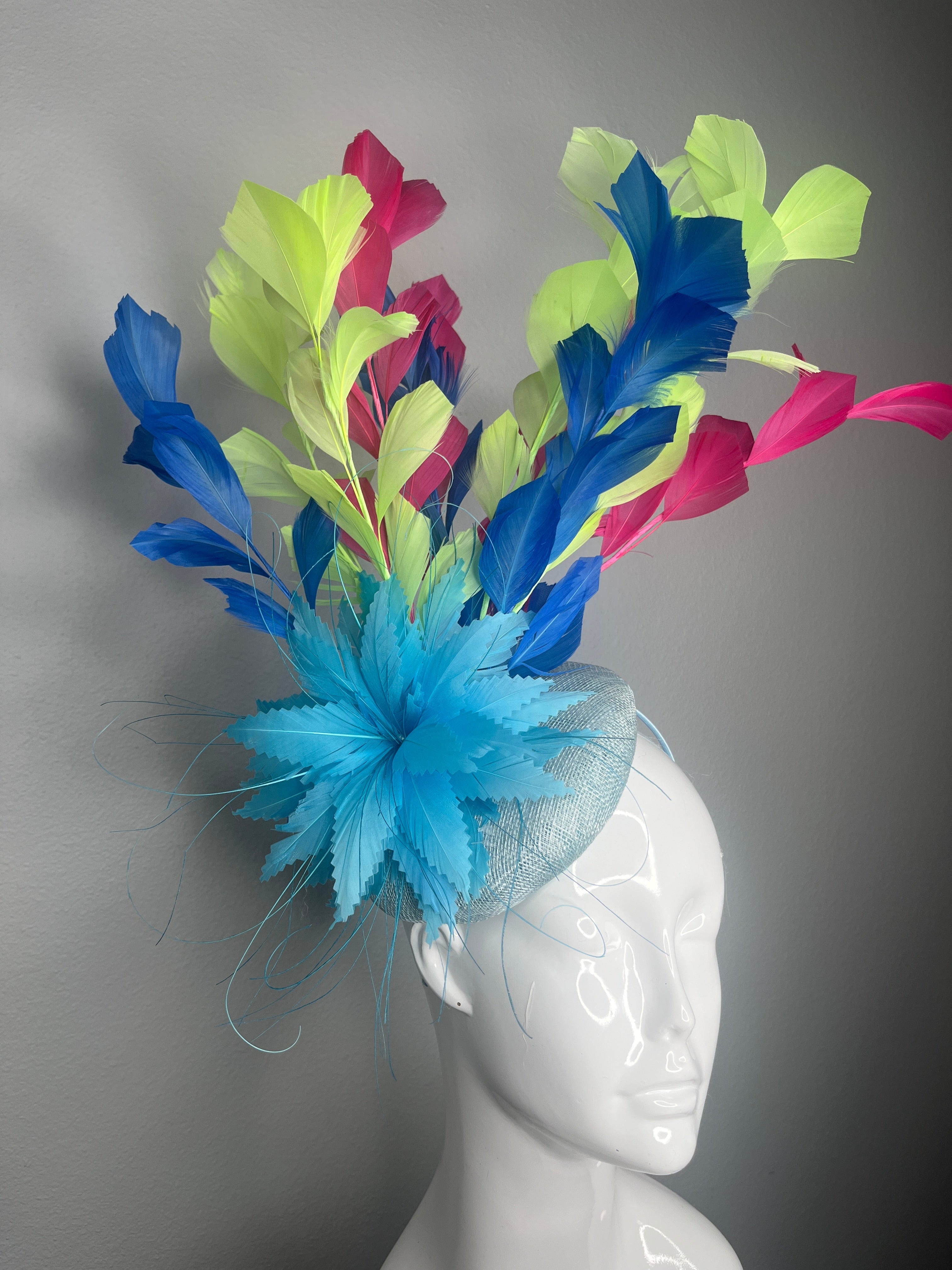 Mehrfarbige Feder Faszinator mit blauem Blumenakzent - Couture Kentucky Derby Statement-Kopfschmuck