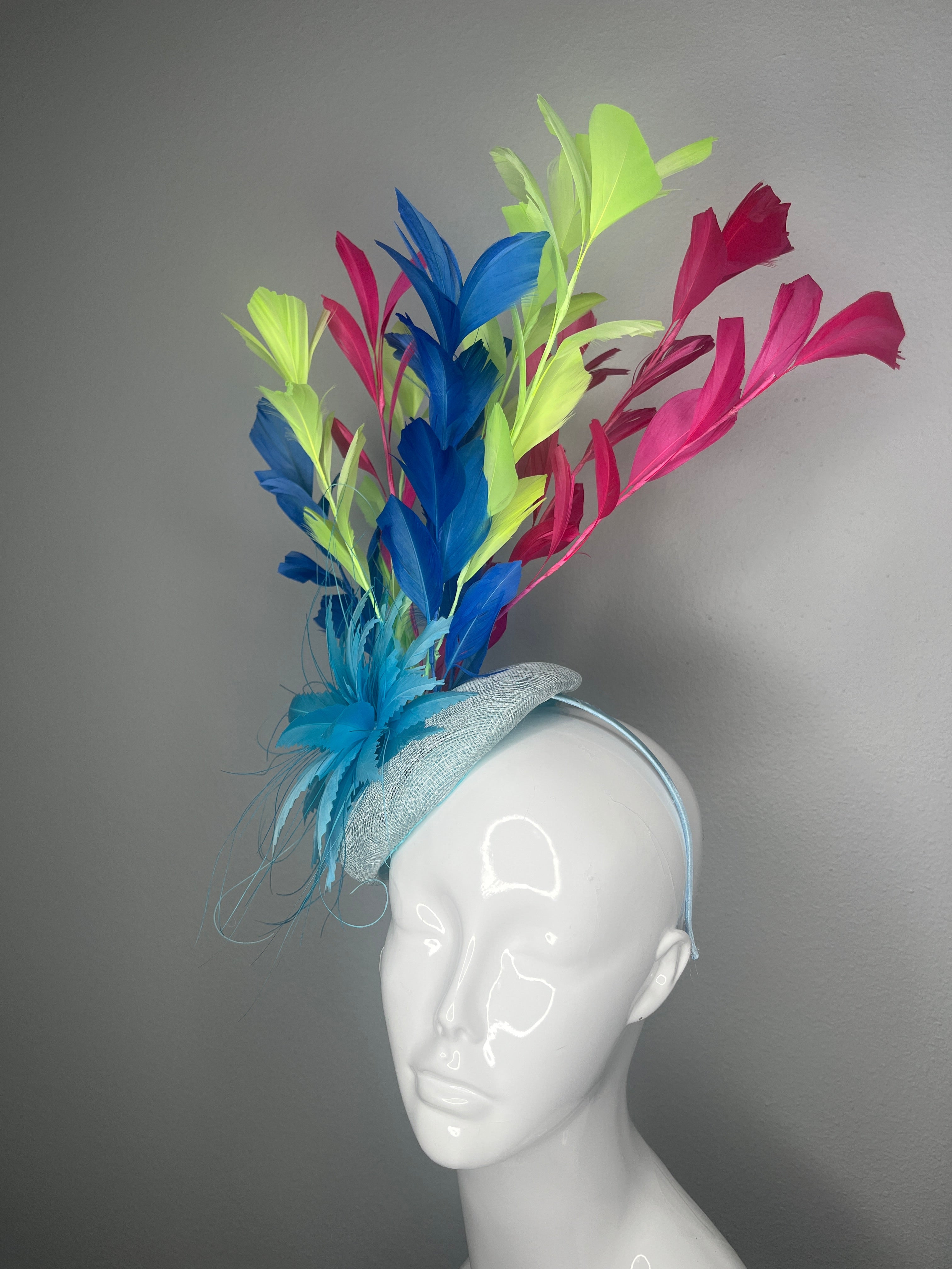 Mehrfarbige Feder Faszinator mit blauem Blumenakzent - Couture Kentucky Derby Statement-Kopfschmuck