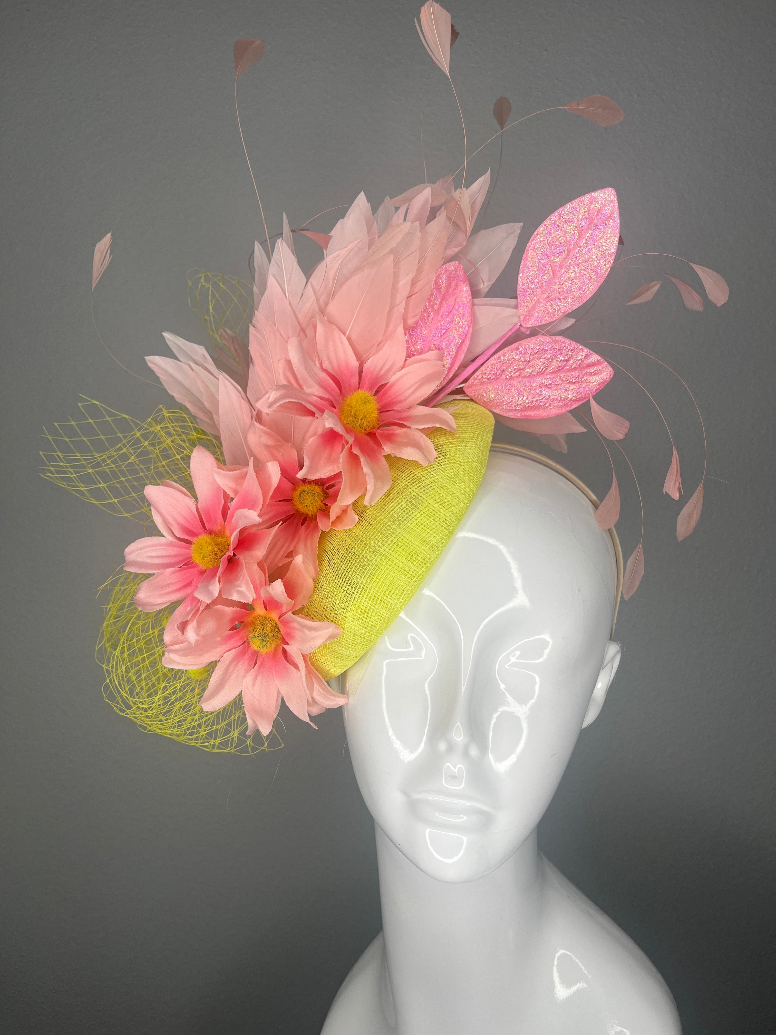 Altrosa Daisy Blumen Fascinator mit Feder Akzente auf Yellow Sinamay-Basis - Kentucky Derby Statement Hat