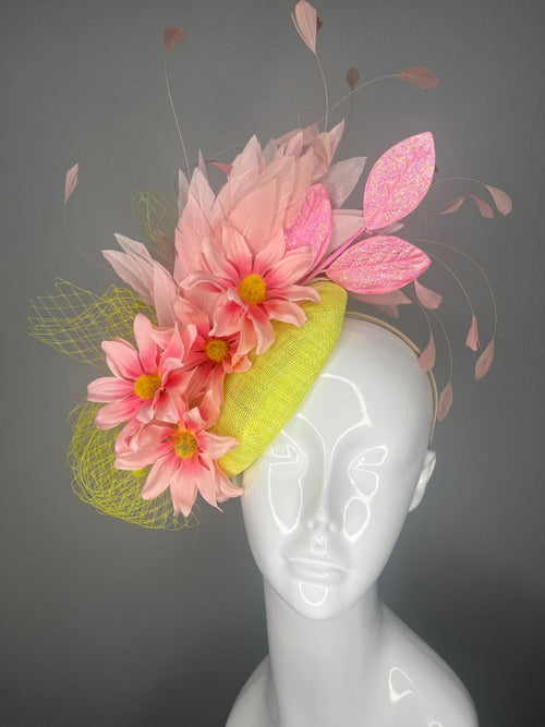 Altrosa Daisy Blumen Fascinator mit Feder Akzente auf Yellow Sinamay-Basis - Kentucky Derby Statement Hat