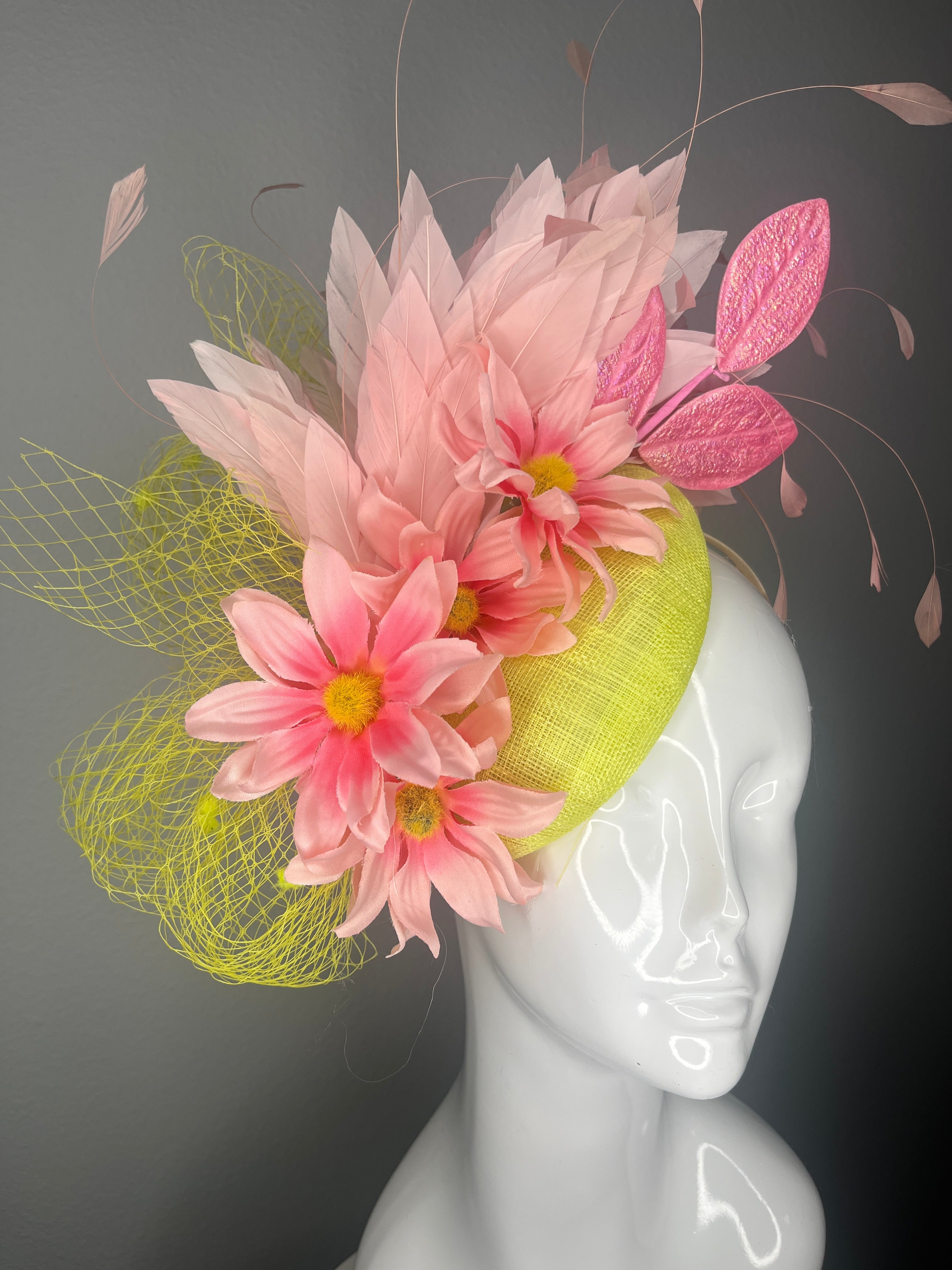 Altrosa Daisy Blumen Fascinator mit Feder Akzente auf Yellow Sinamay-Basis - Kentucky Derby Statement Hat
