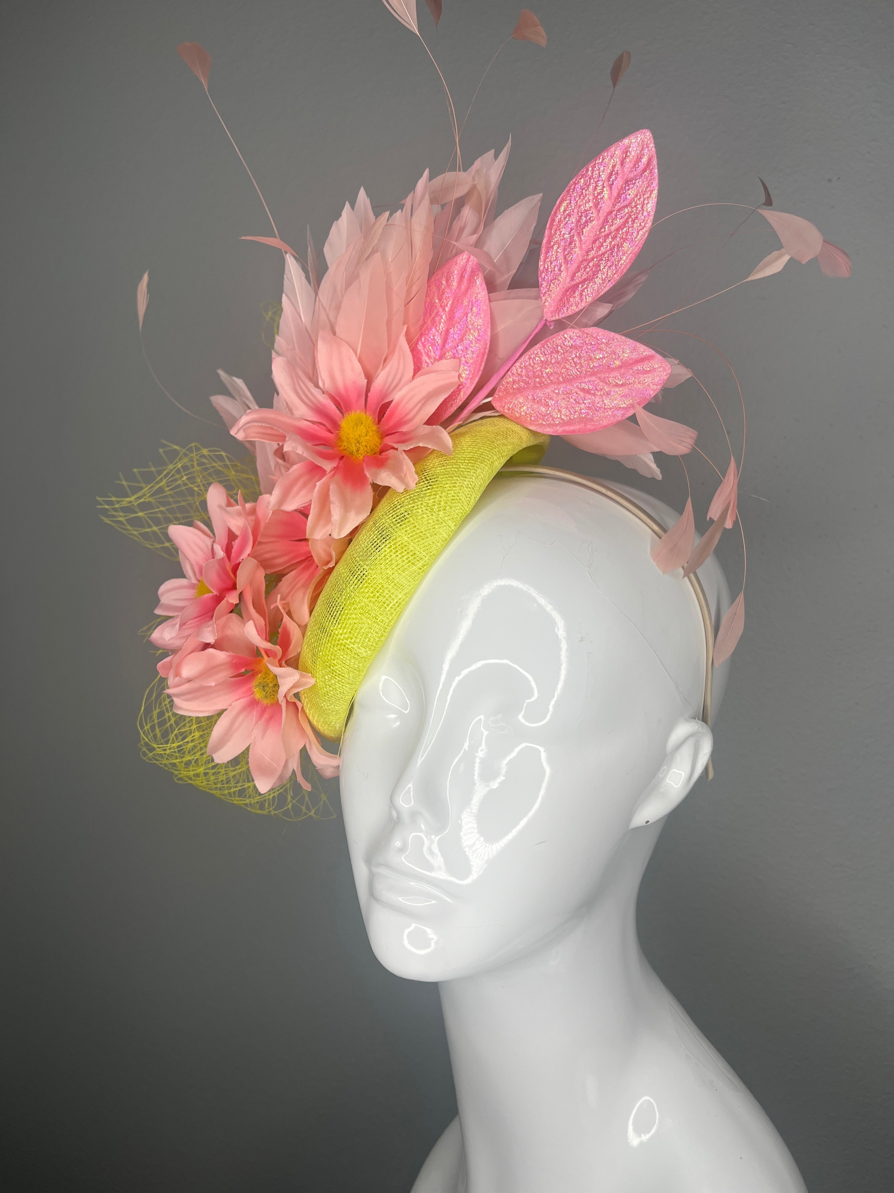 Altrosa Daisy Blumen Fascinator mit Feder Akzente auf Yellow Sinamay-Basis - Kentucky Derby Statement Hat